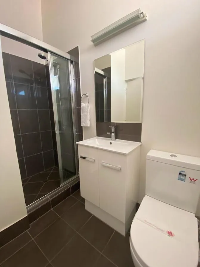 Shower in Coal n Cattle Hotel Motel