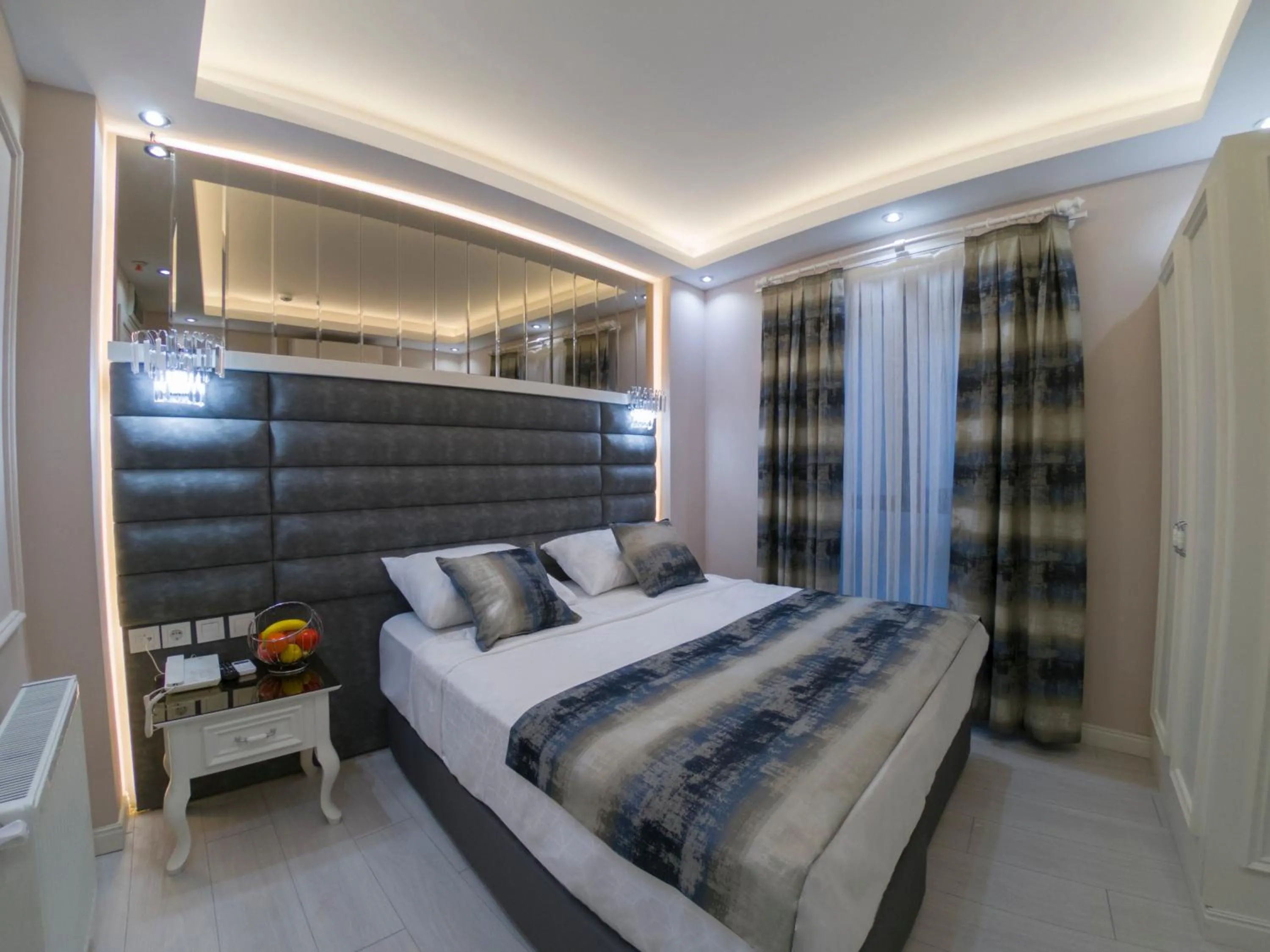 Photo of the whole room, Bed in Crowned Hotel