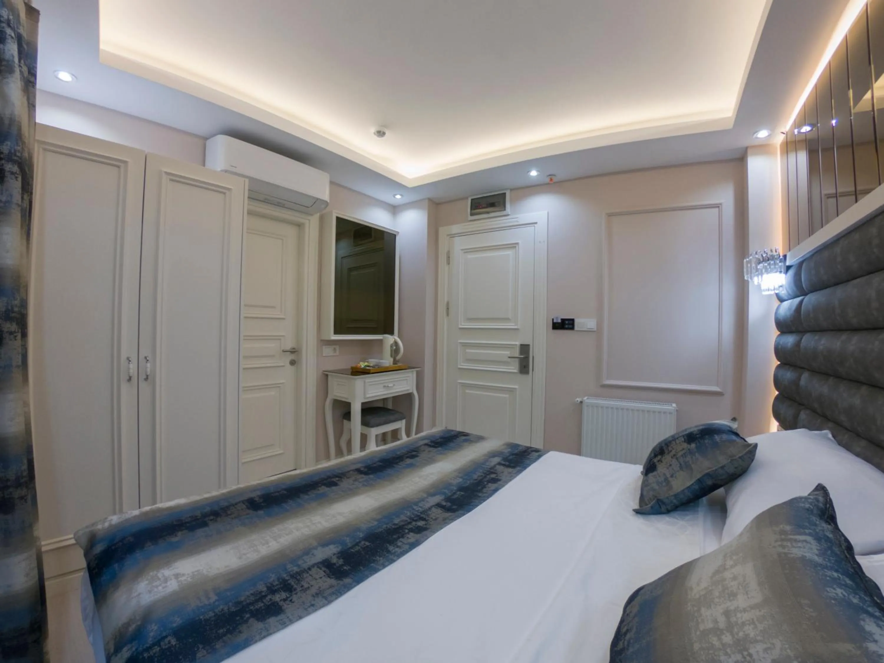 Photo of the whole room, Bed in Crowned Hotel