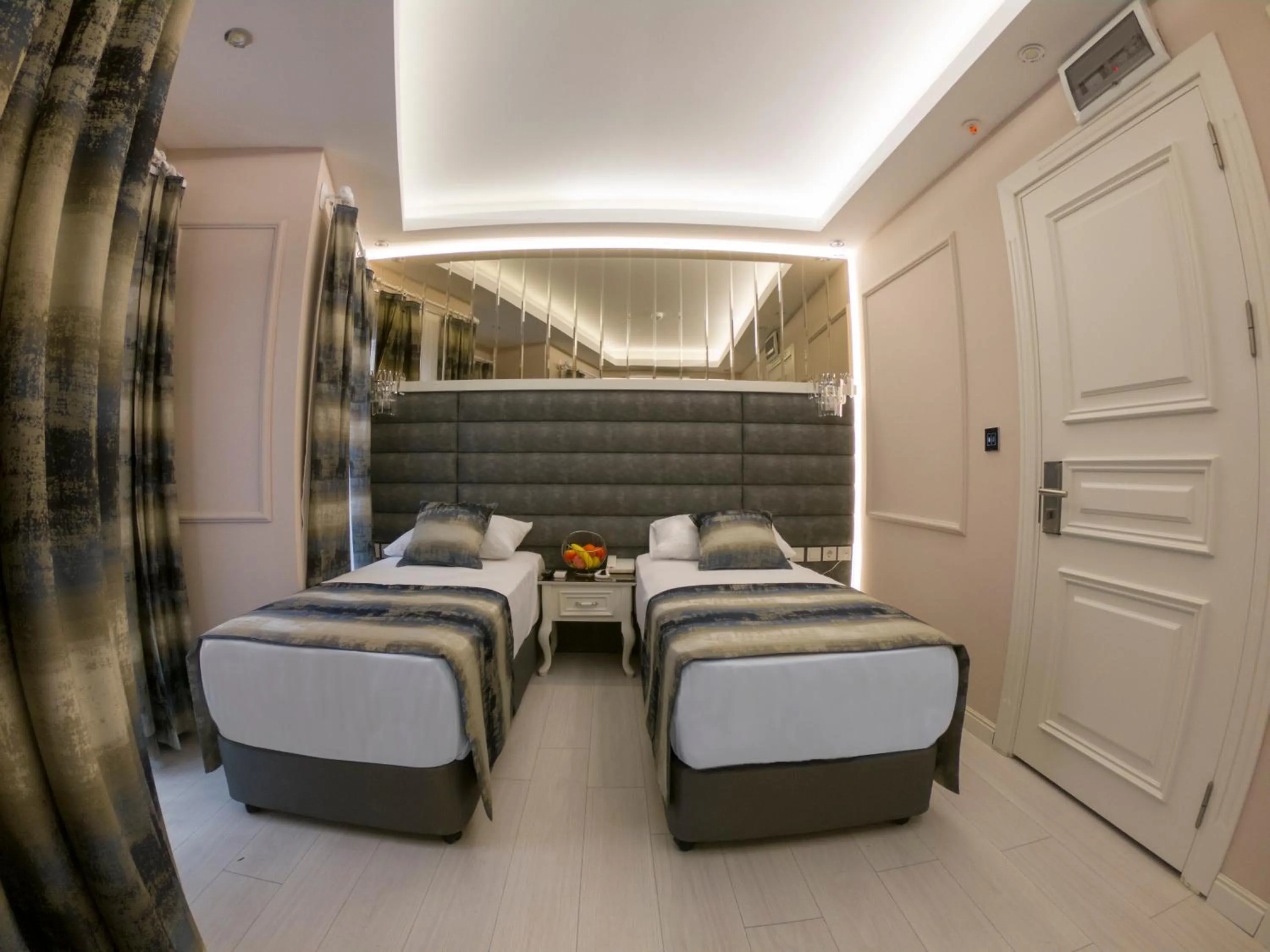 Photo of the whole room, Bed in Crowned Hotel