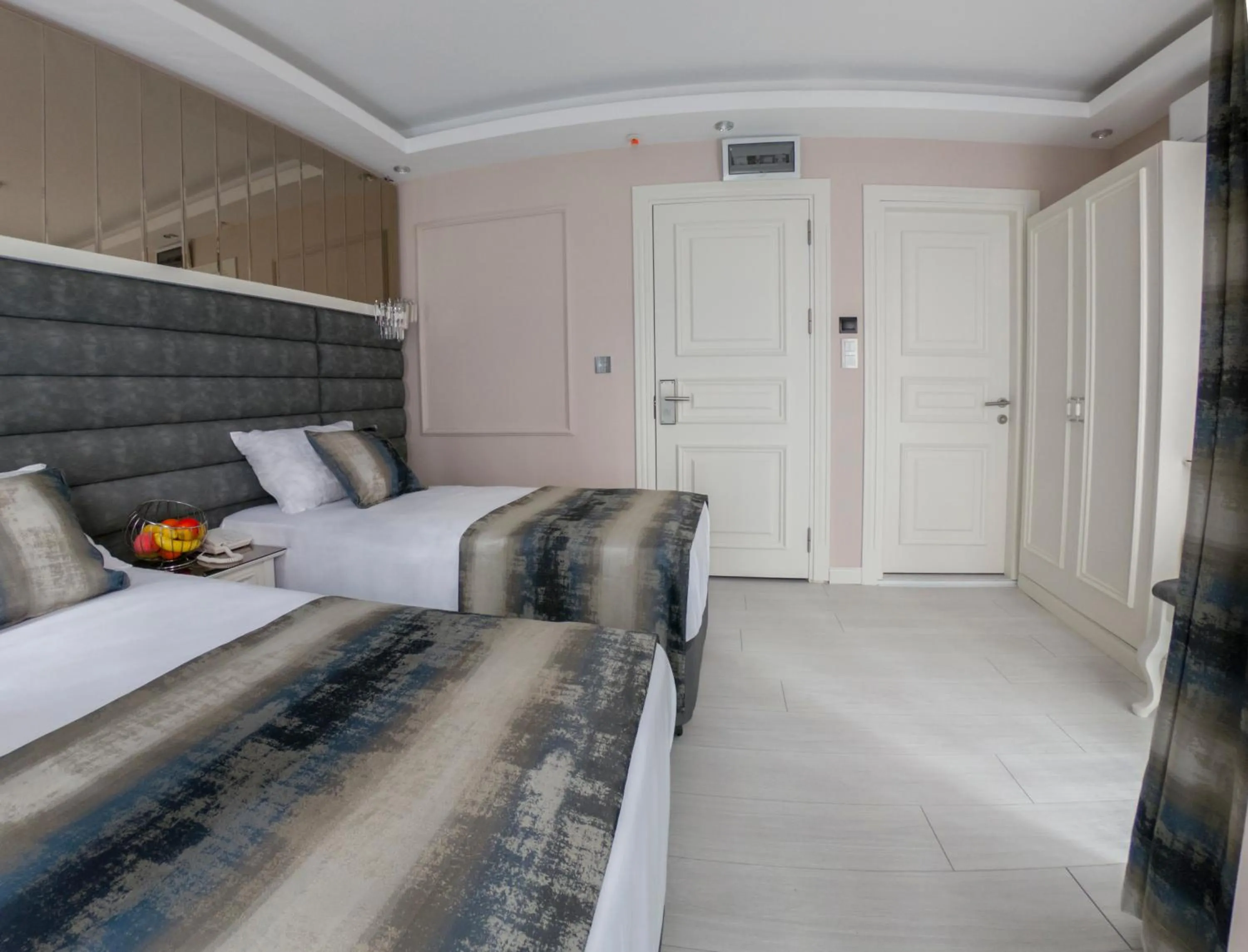 Photo of the whole room, Bed in Crowned Hotel