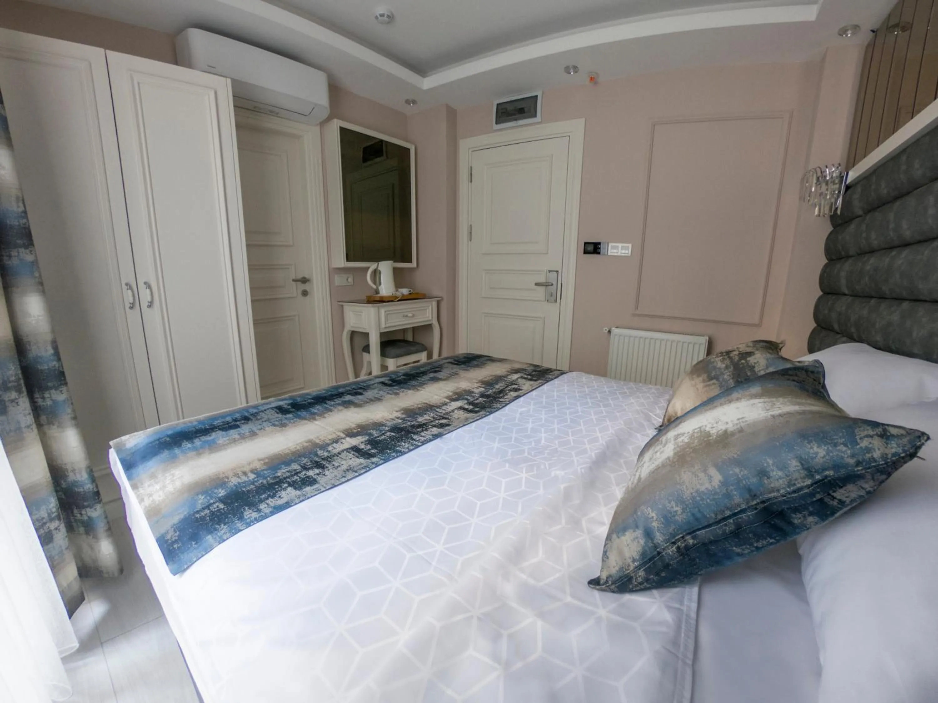 Photo of the whole room, Bed in Crowned Hotel