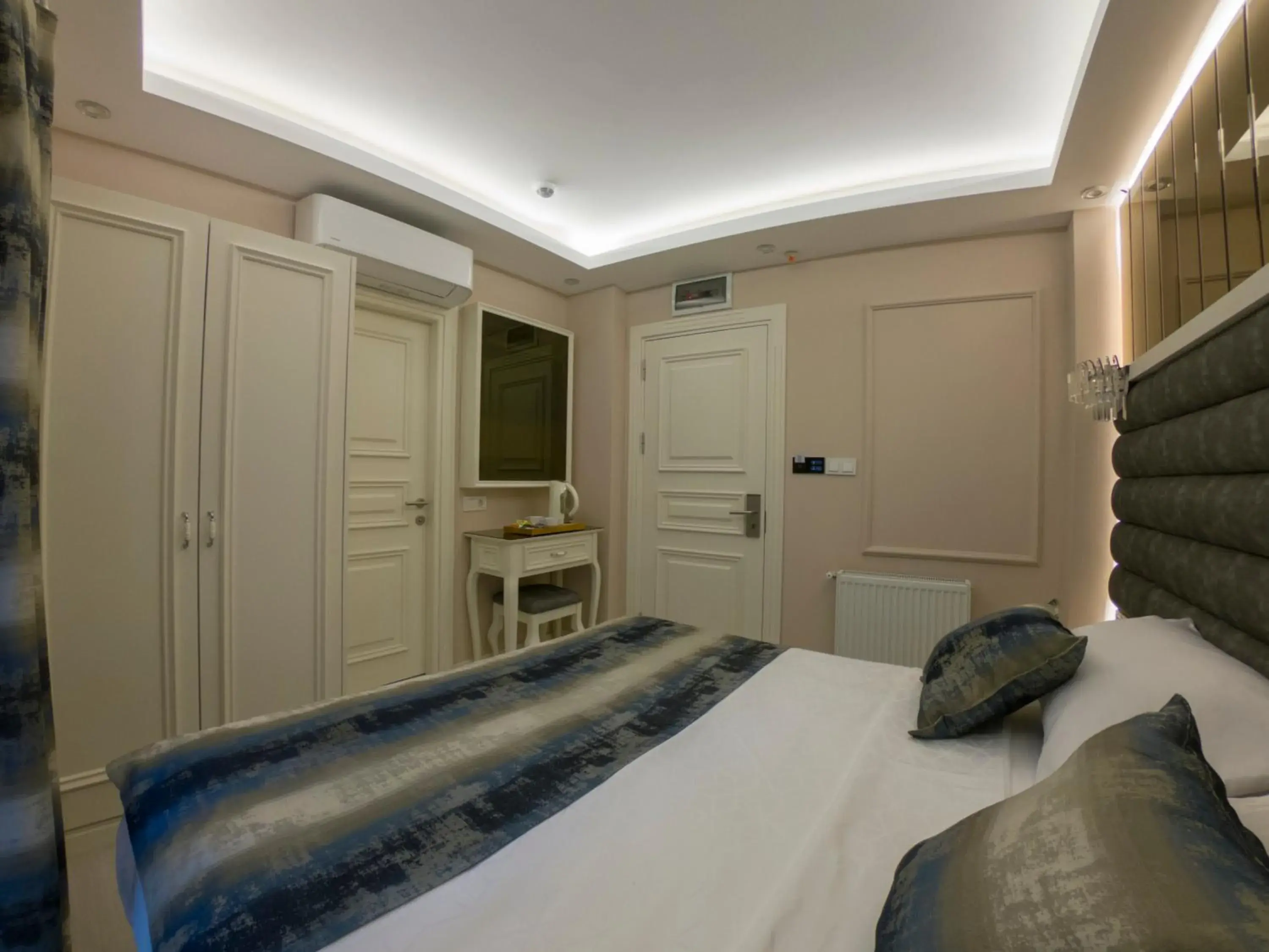 Photo of the whole room, Bed in Crowned Hotel Photo of the whole room, Bed in Crowned Hotel