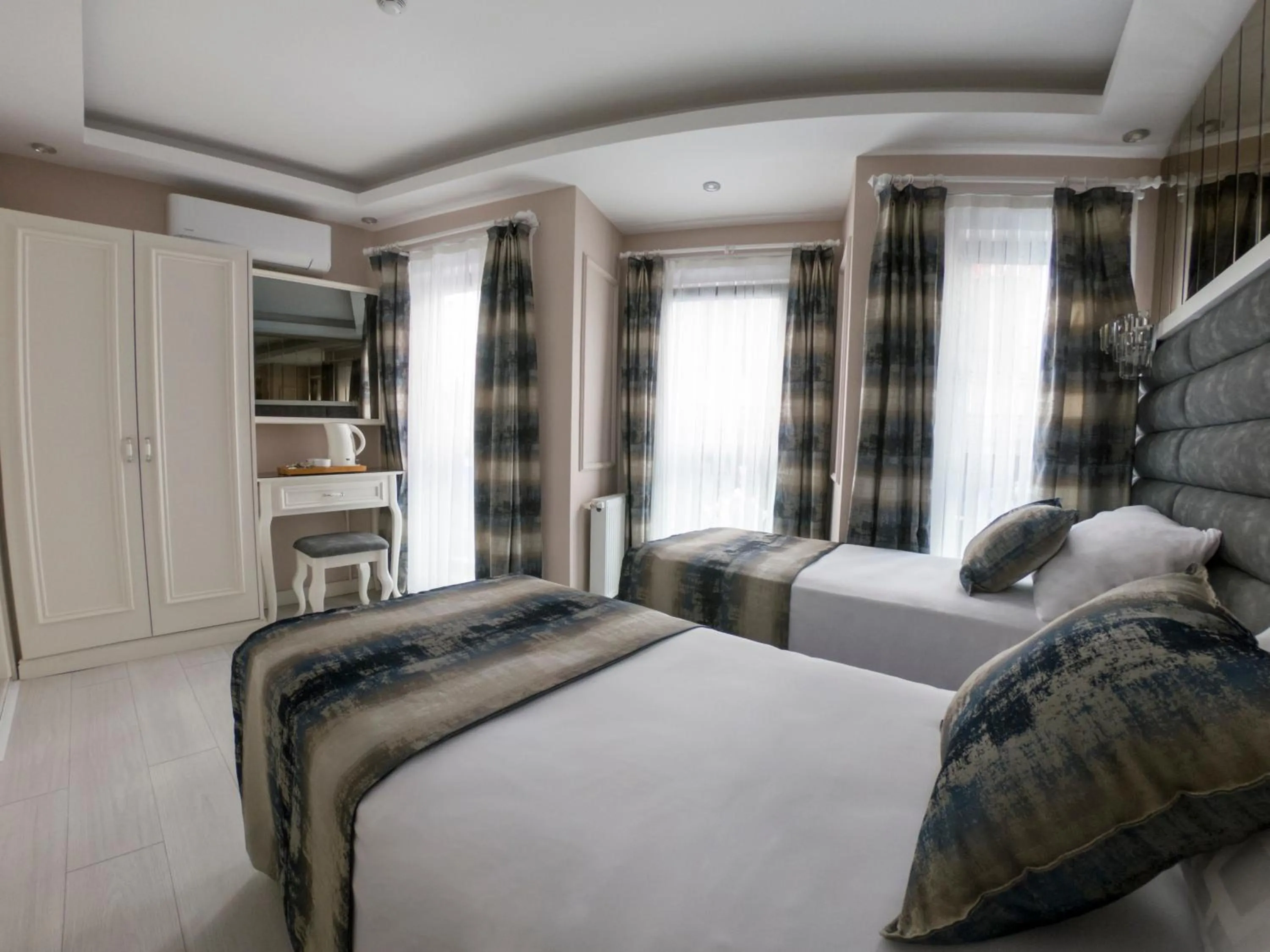 Photo of the whole room, Bed in Crowned Hotel