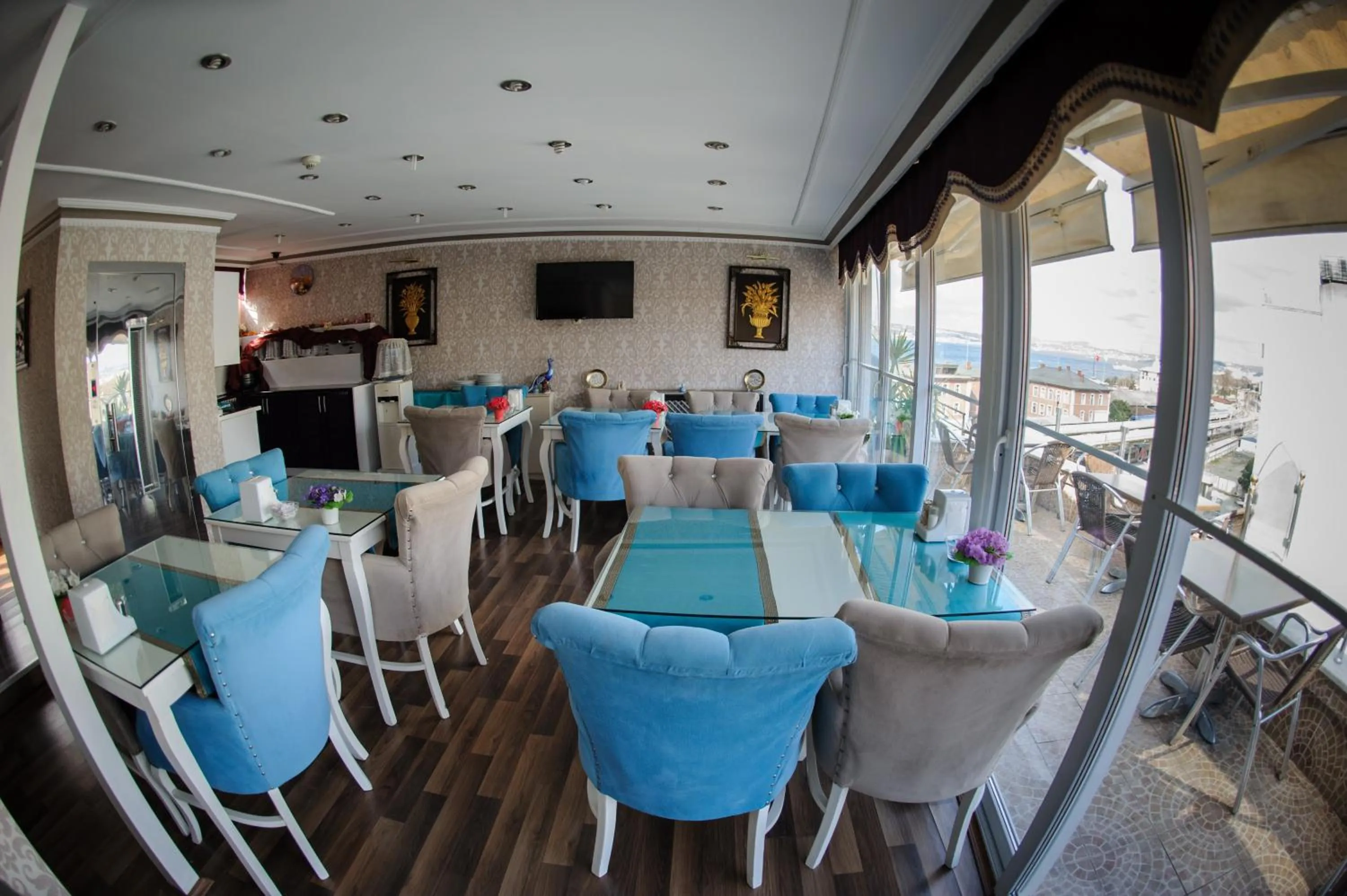 Breakfast in Crowned Hotel