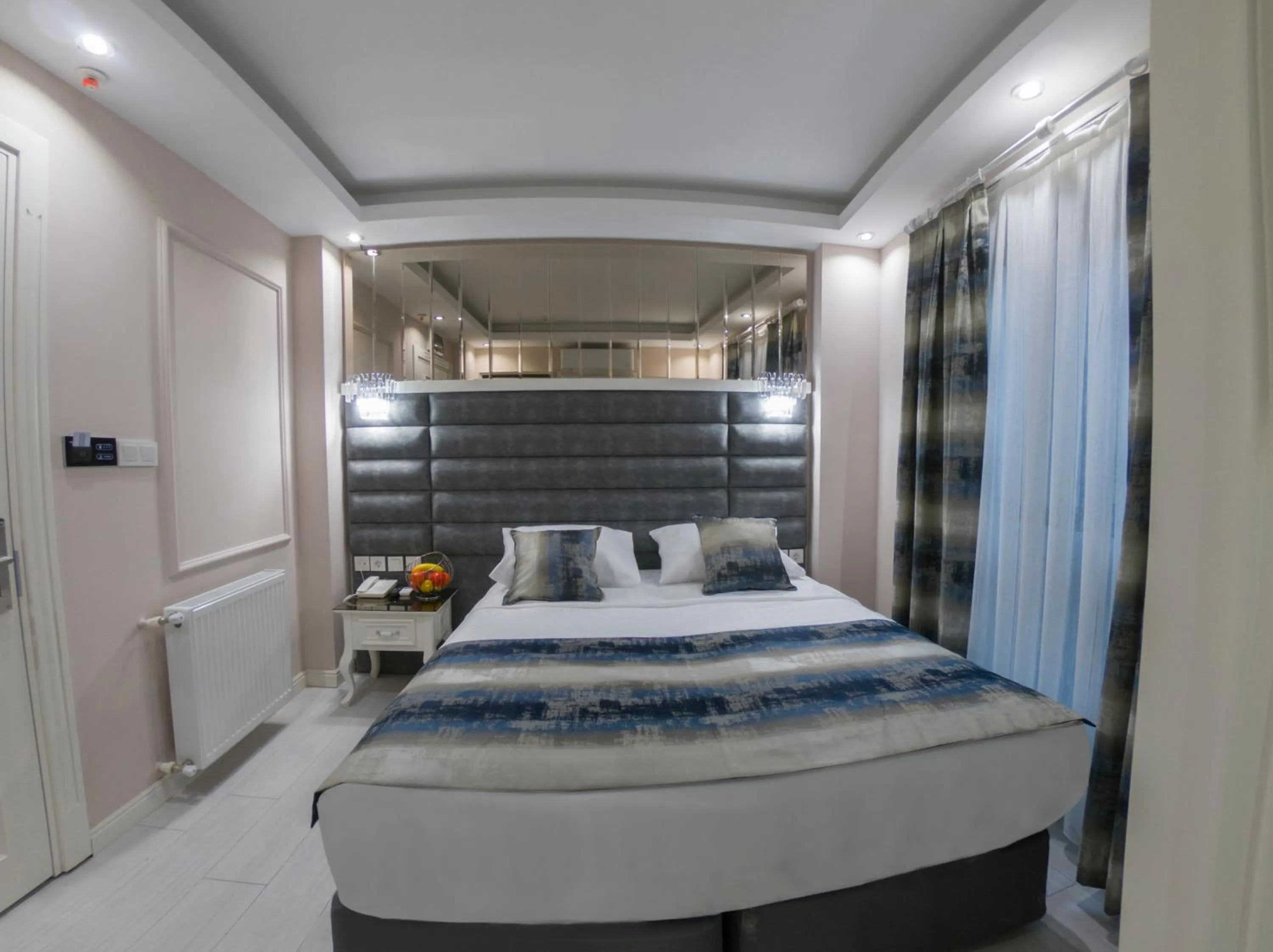 Photo of the whole room, Bed in Crowned Hotel