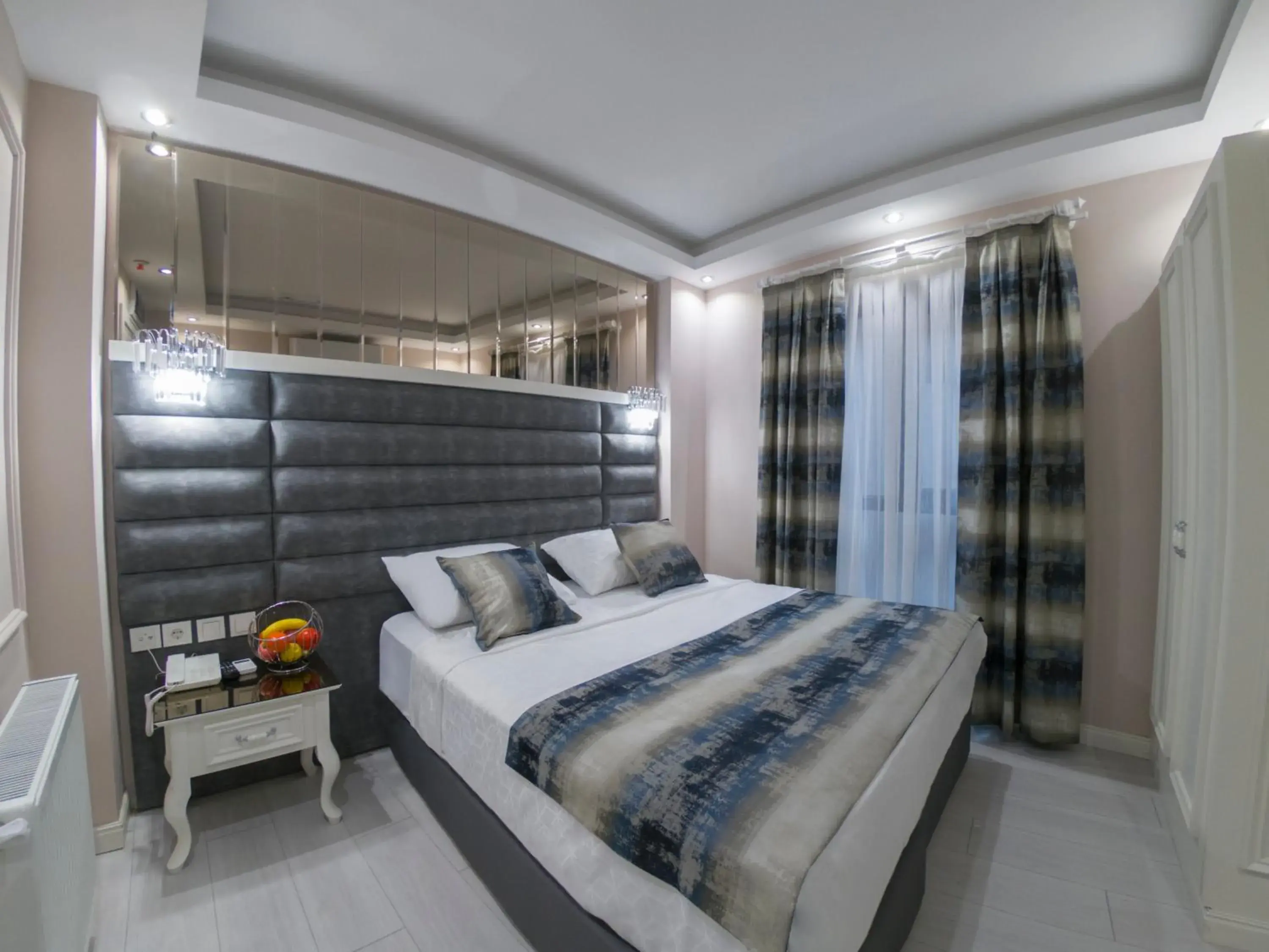 Photo of the whole room, Bed in Crowned Hotel Photo of the whole room, Bed in Crowned Hotel