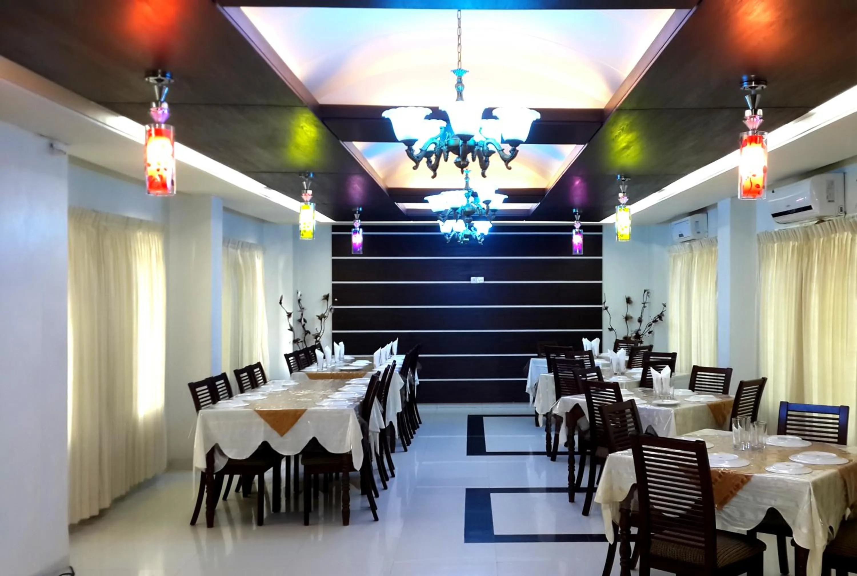 Restaurant/places to eat in Hotel Holy Gate