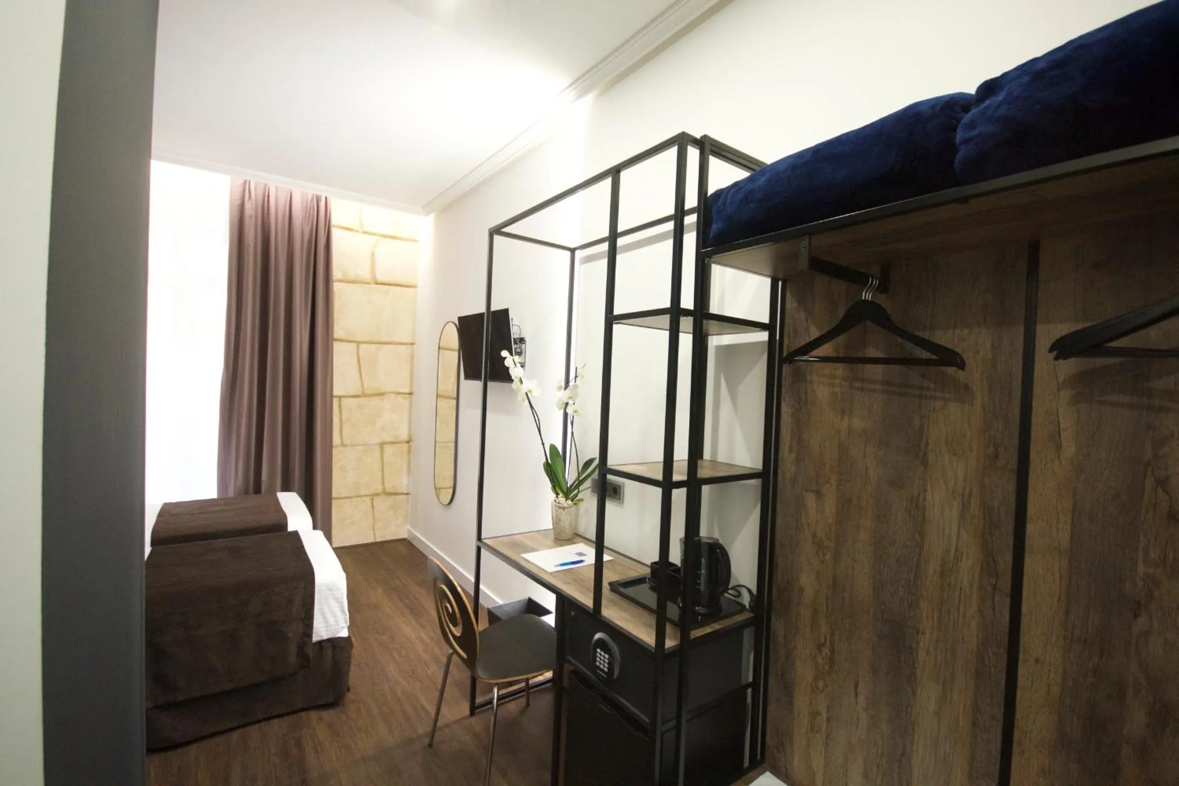 wardrobe, Bed in Hotel BH San Francisco Alicante