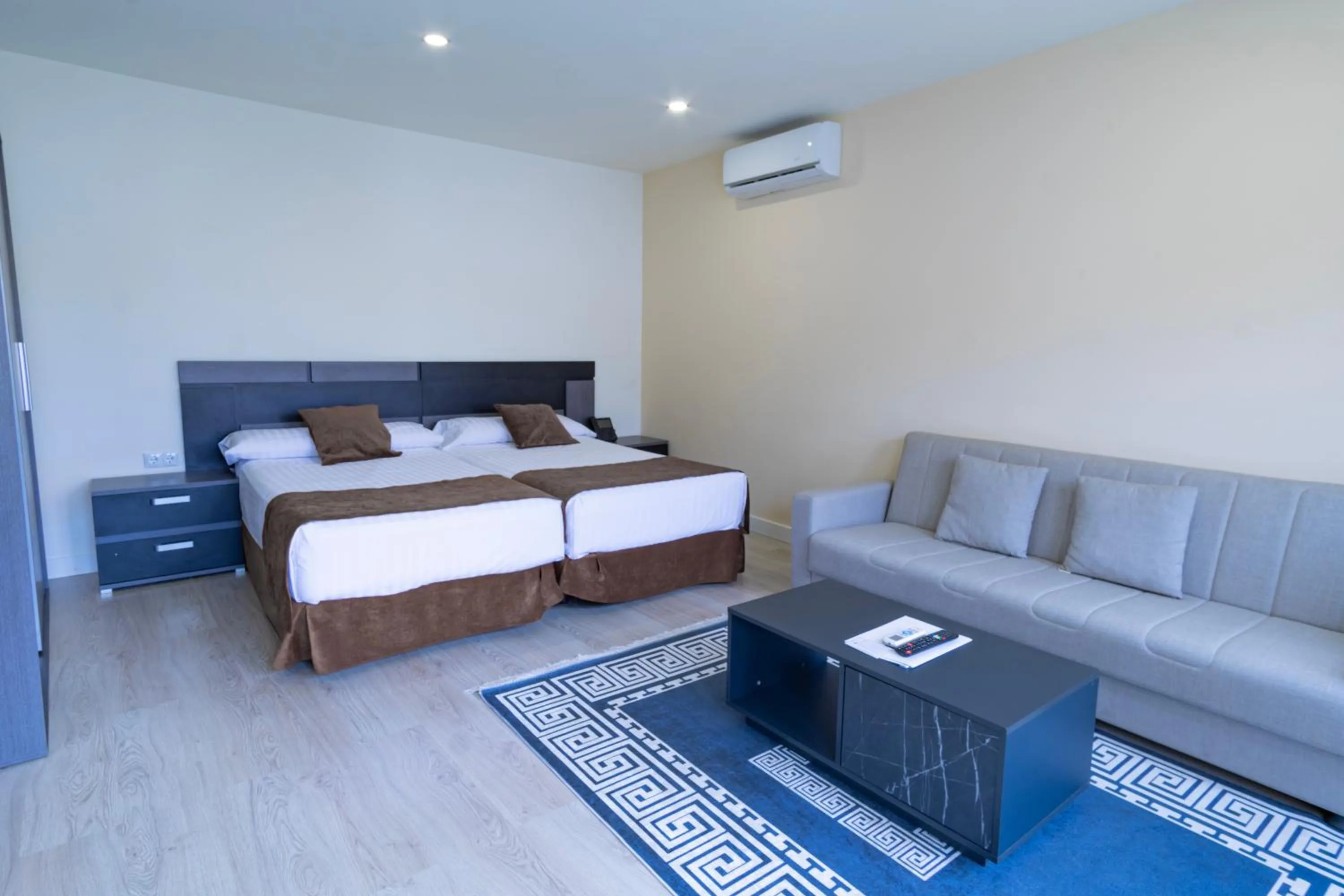 Photo of the whole room, Bed in Hotel BH San Francisco Alicante