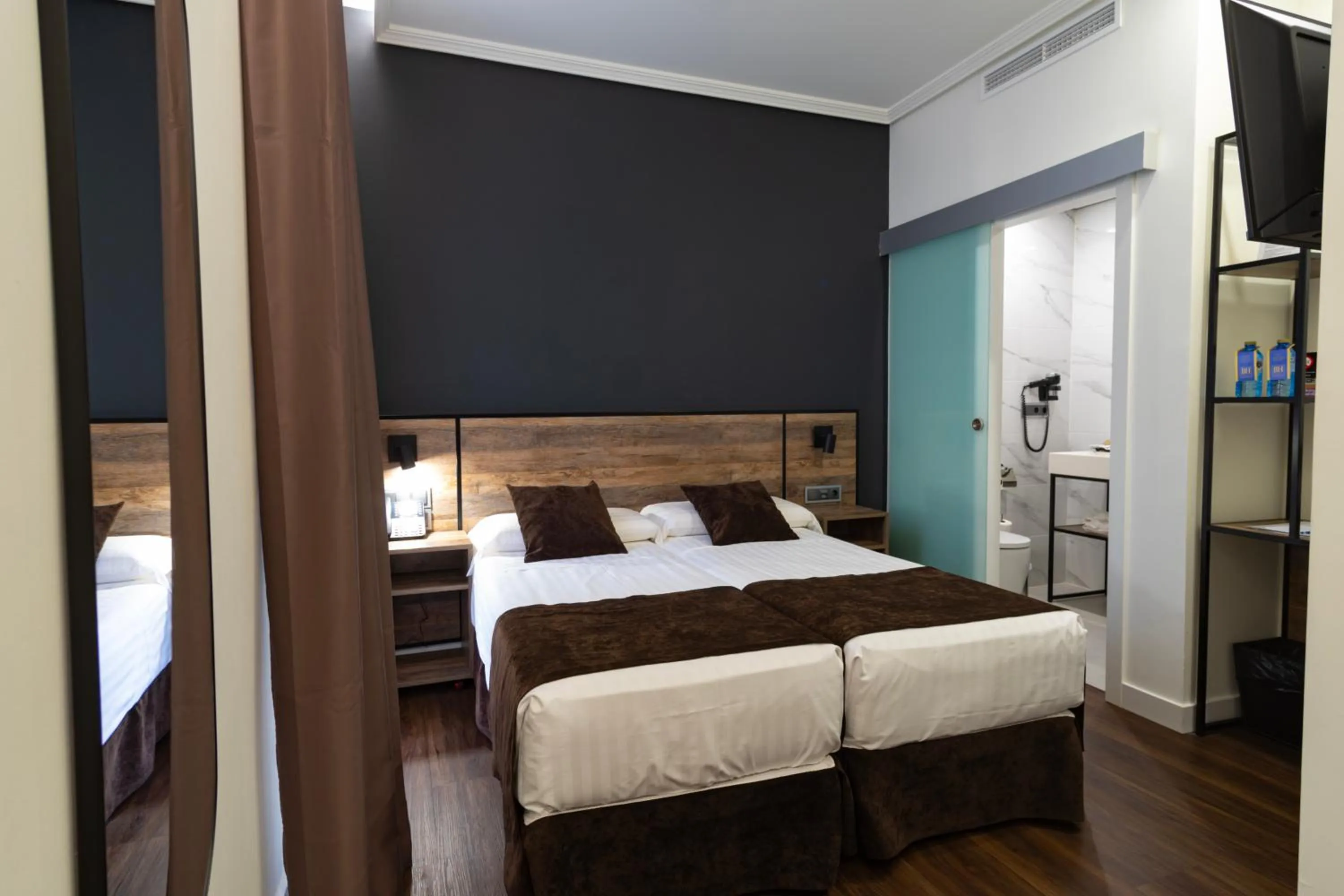 Photo of the whole room, Bed in Hotel BH San Francisco Alicante