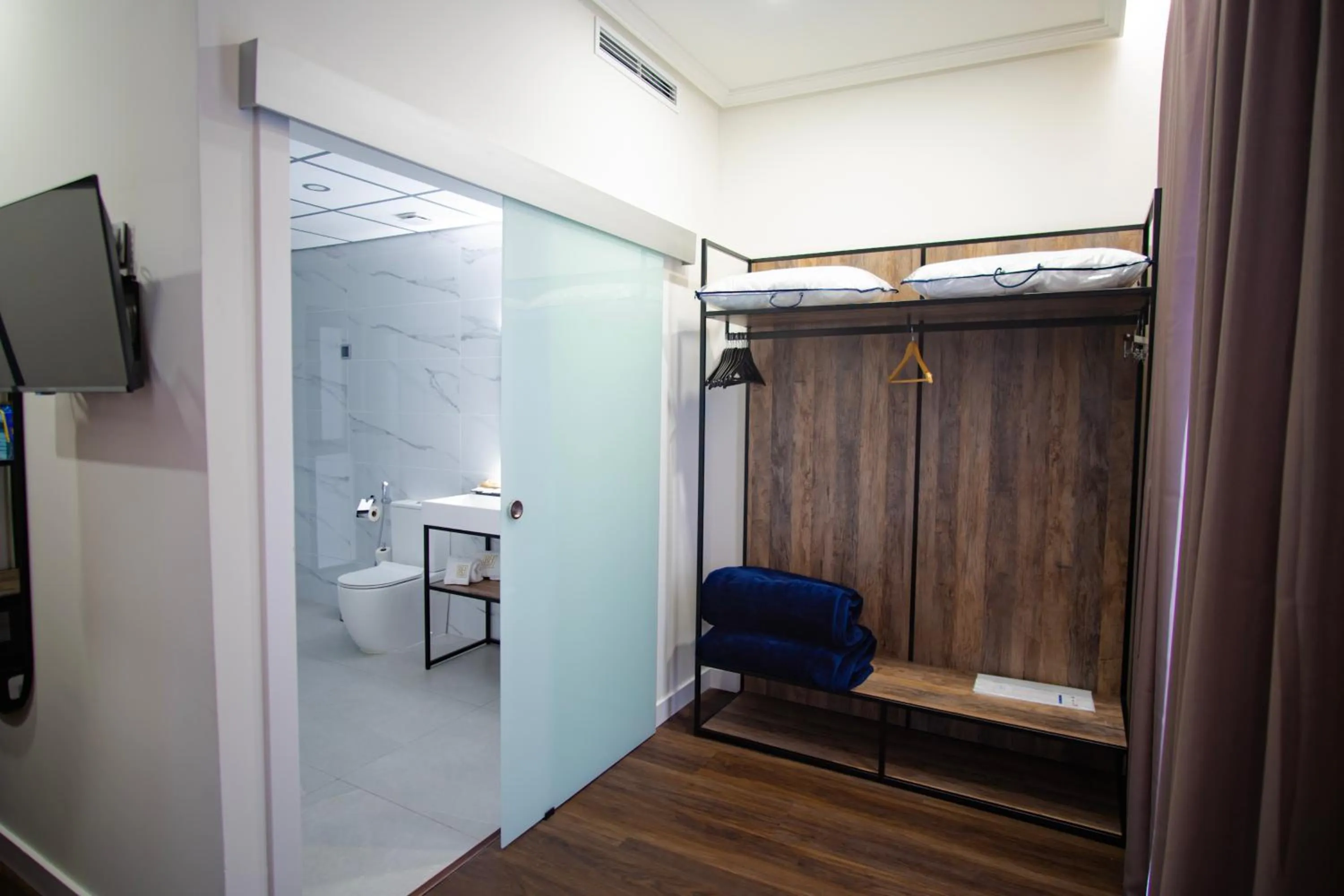 wardrobe in Hotel BH San Francisco Alicante