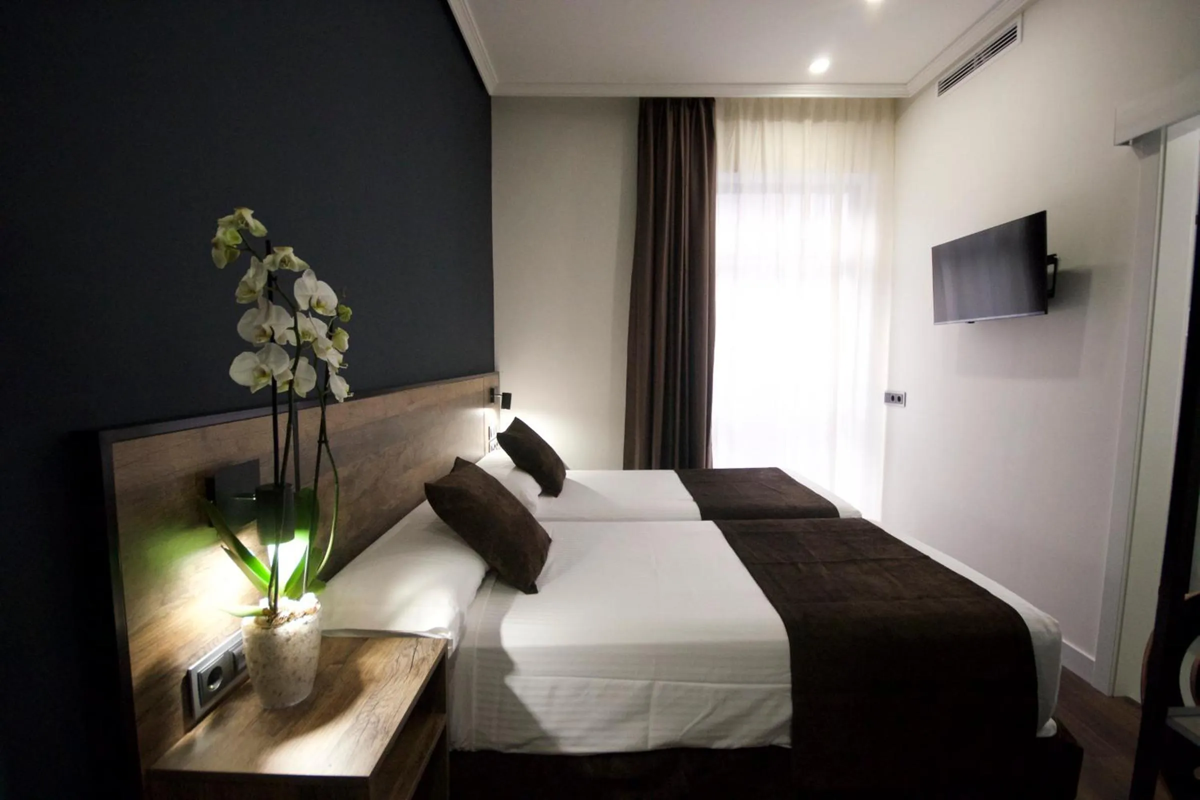 Photo of the whole room, Bed in Hotel BH San Francisco Alicante