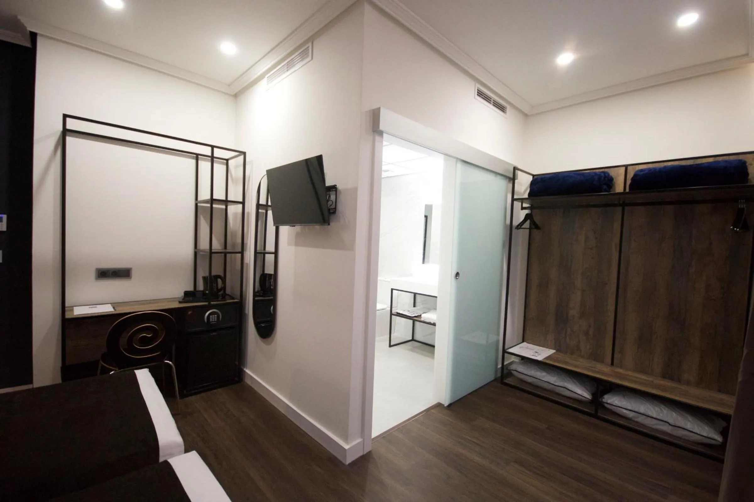 wardrobe in Hotel BH San Francisco Alicante