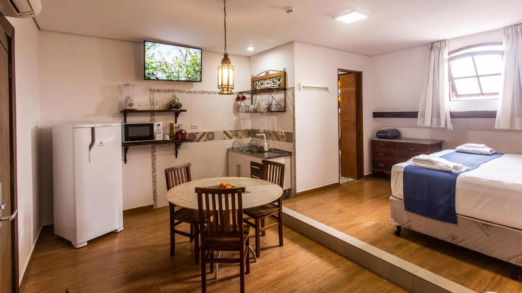 Kitchen or kitchenette, Bed in Hotel Chalet Monet - Granja Vianna