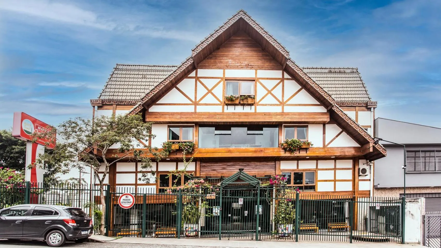 Property building in Hotel Chalet Monet - Granja Vianna