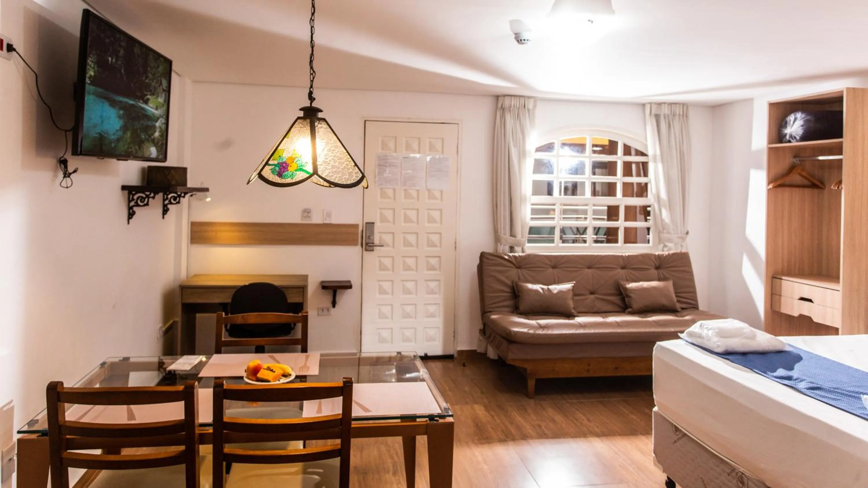 Dining area, Bed in Hotel Chalet Monet - Granja Vianna