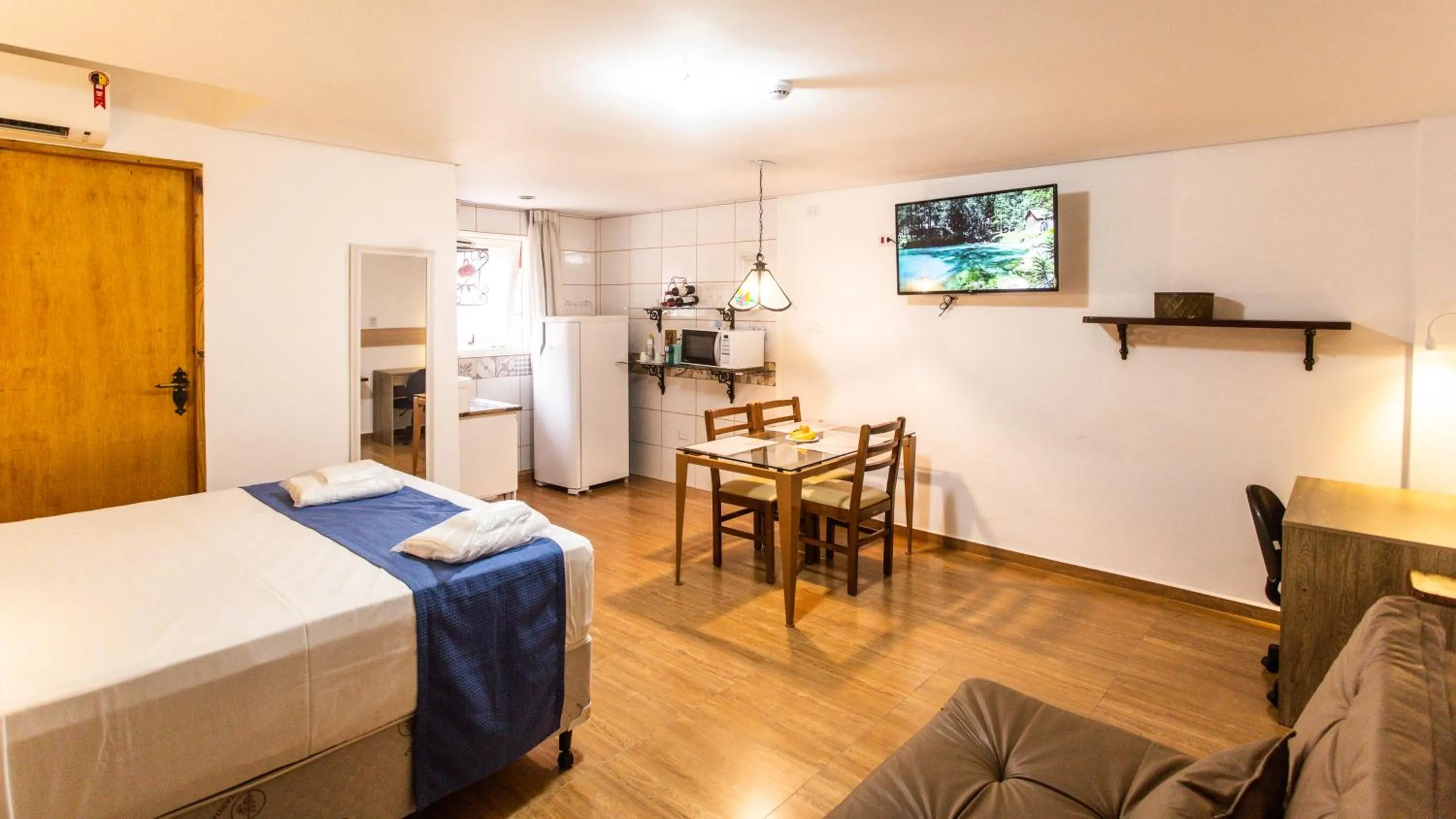 Photo of the whole room, Bed in Hotel Chalet Monet - Granja Vianna