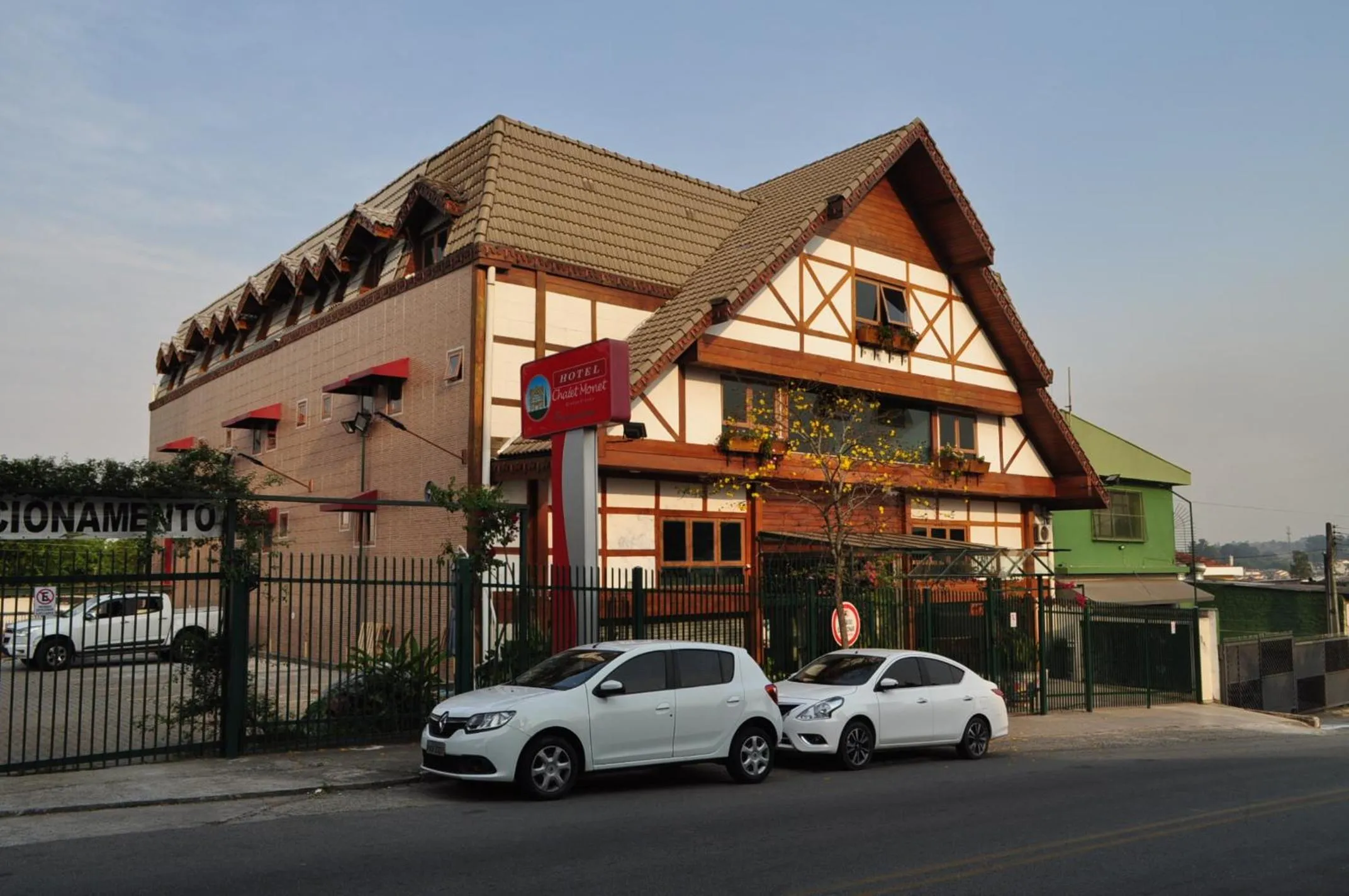 Property building in Hotel Chalet Monet - Granja Vianna