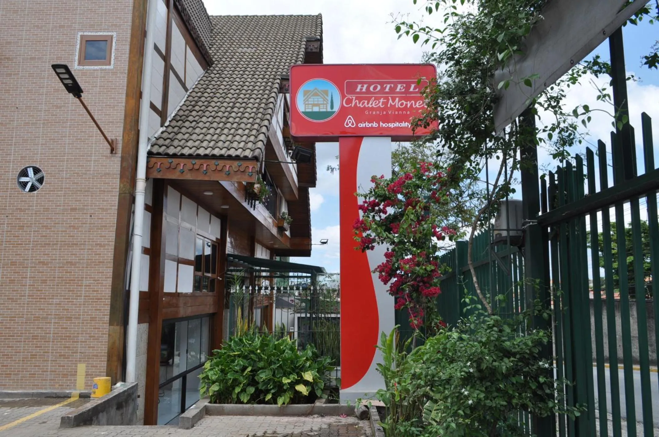 Facade/entrance in Hotel Chalet Monet - Granja Vianna