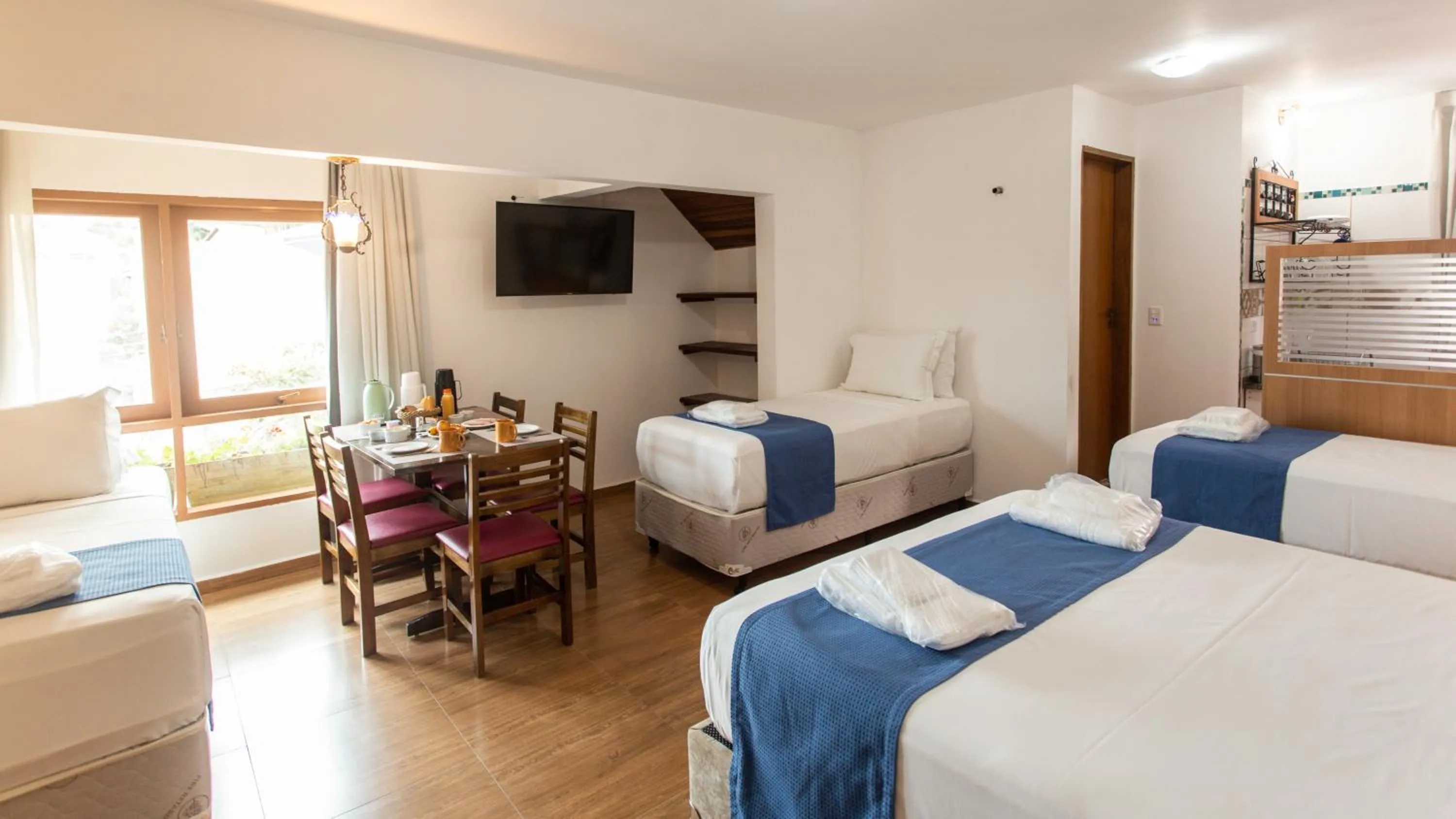 Dining area, Bed in Hotel Chalet Monet - Granja Vianna