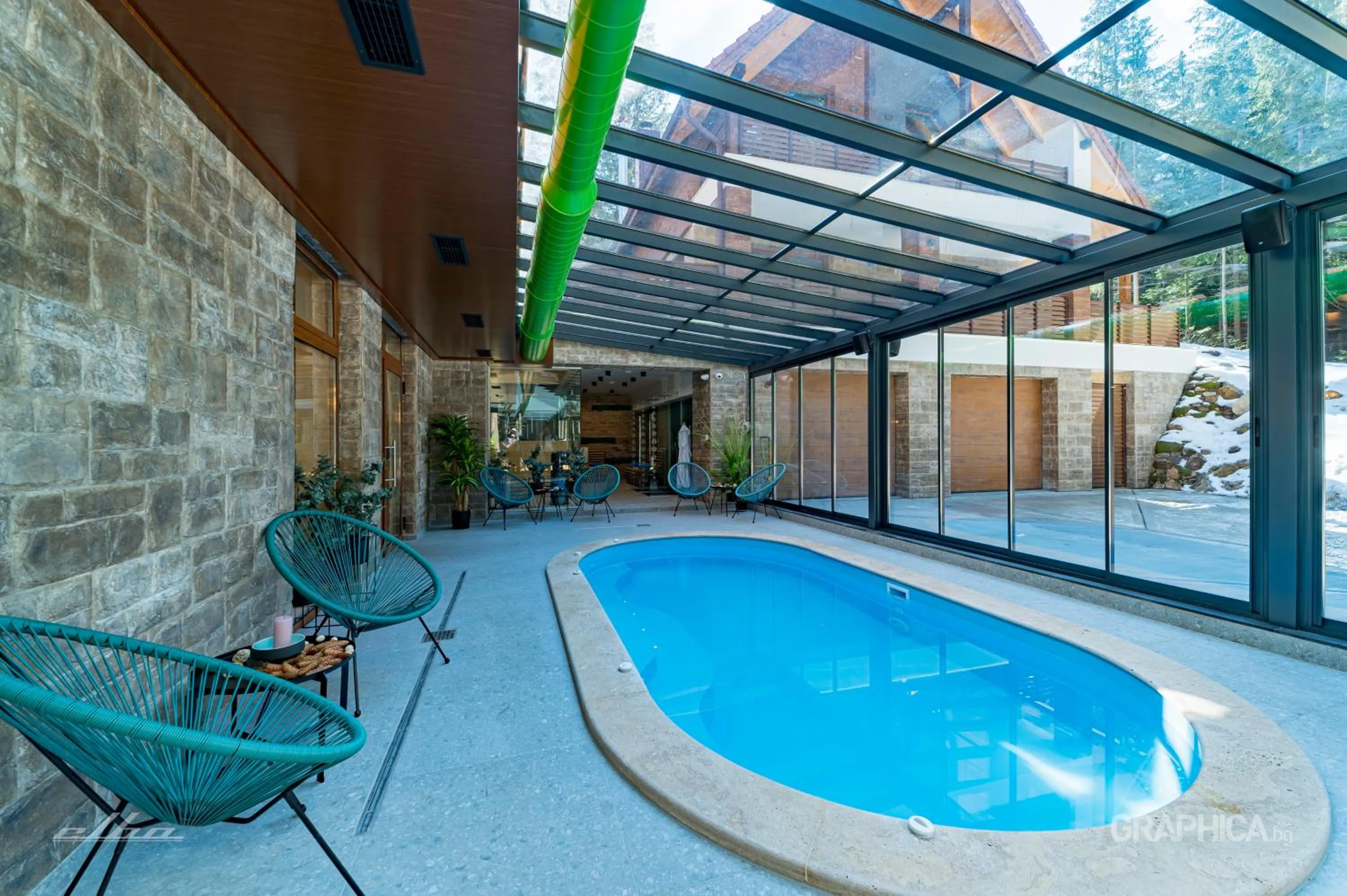 Swimming pool in 103 Alpine Hotel