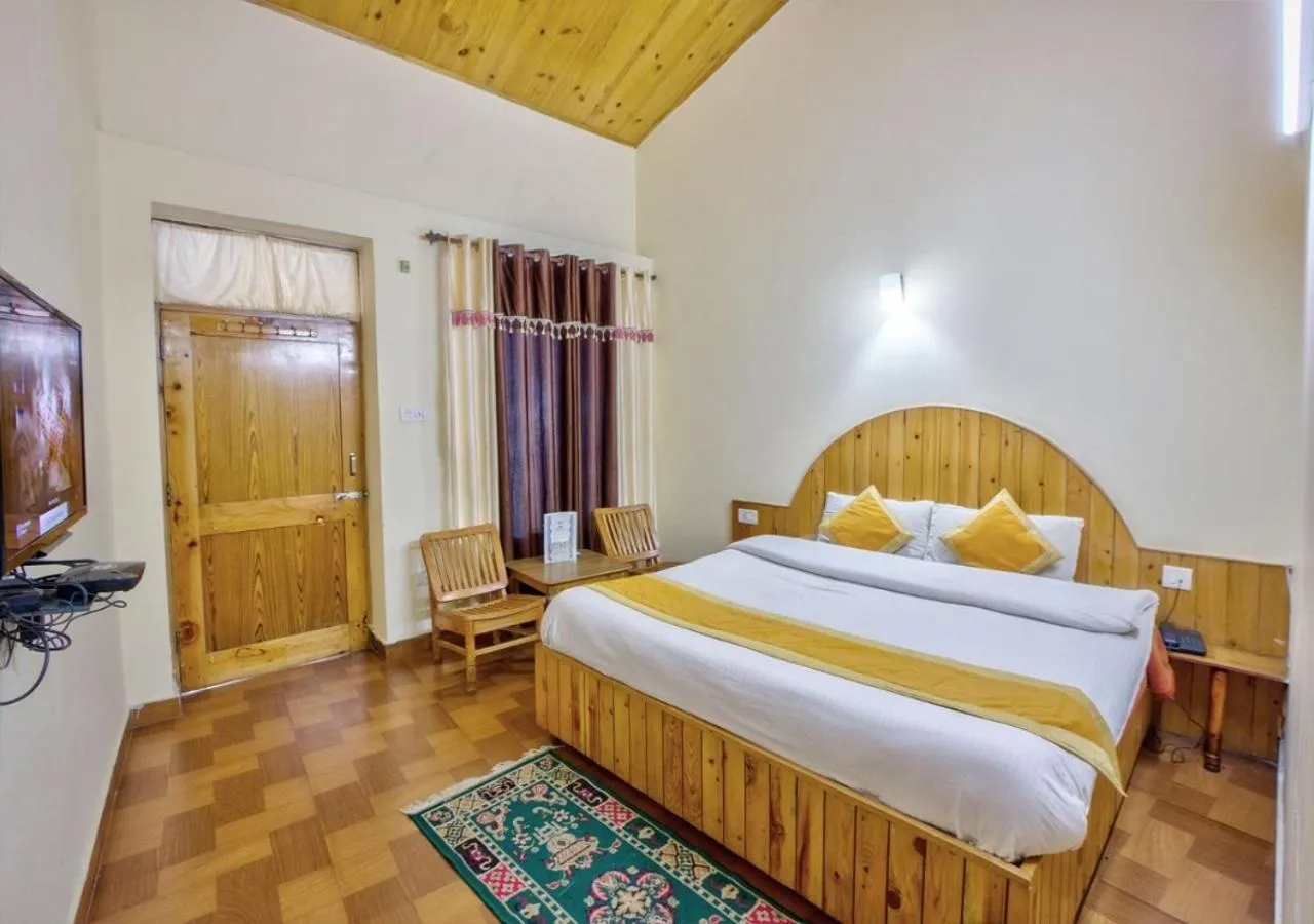 Communal lounge/ TV room in Hotel Thakur Manali