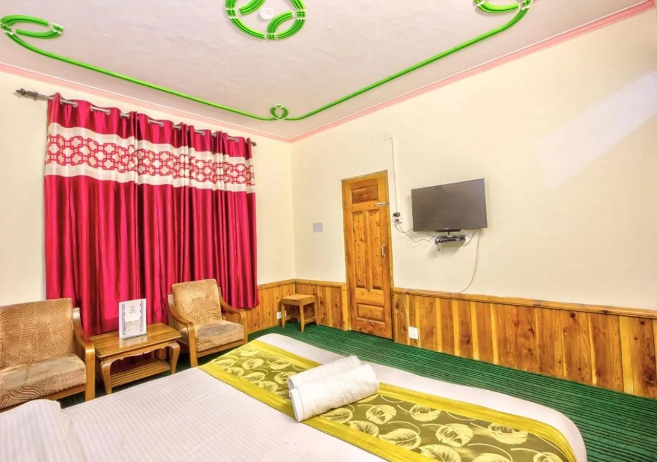 Bedroom, TV/Entertainment Center in Hotel Thakur Manali