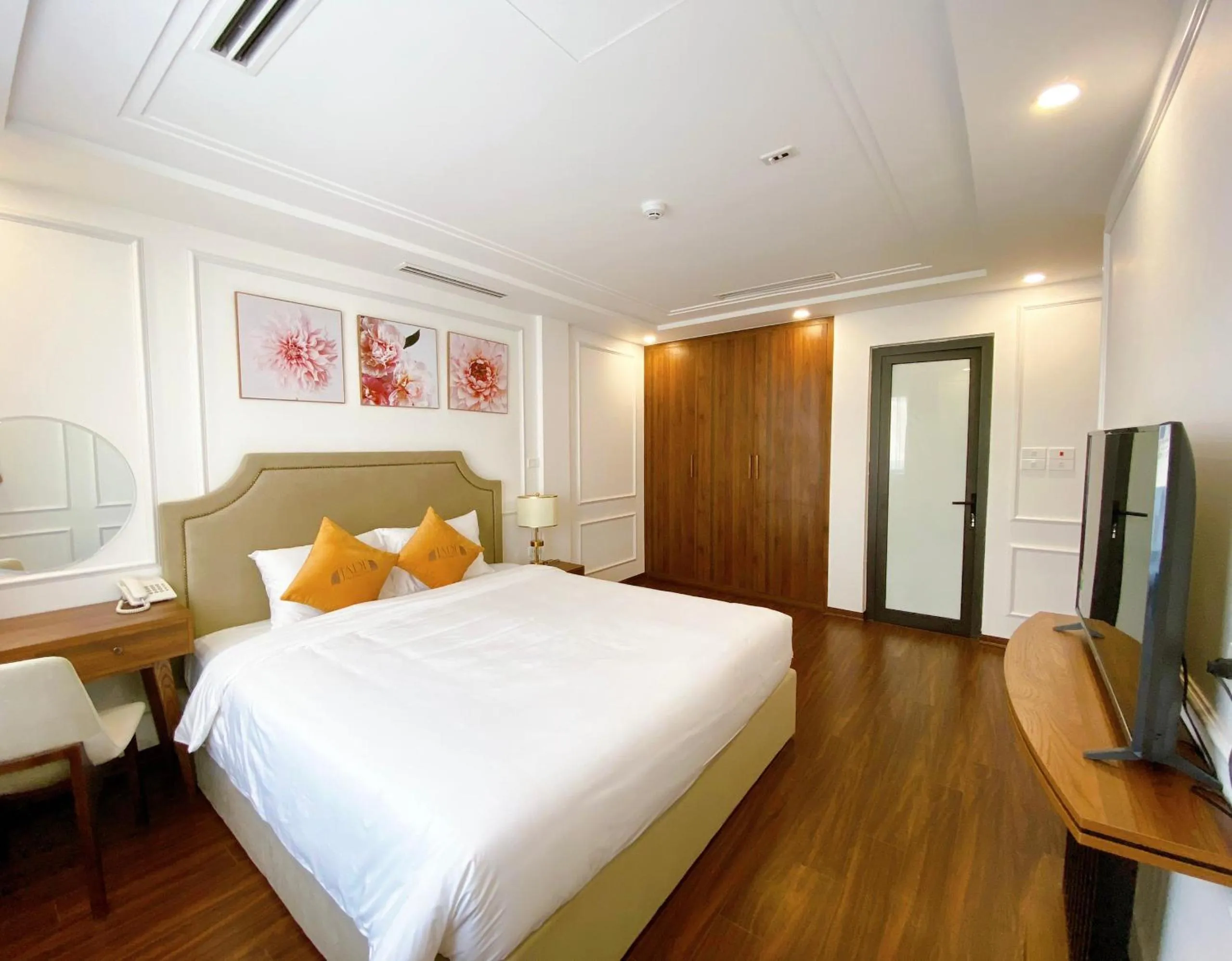 Photo of the whole room, Bed in Jade Ha Long Hotel