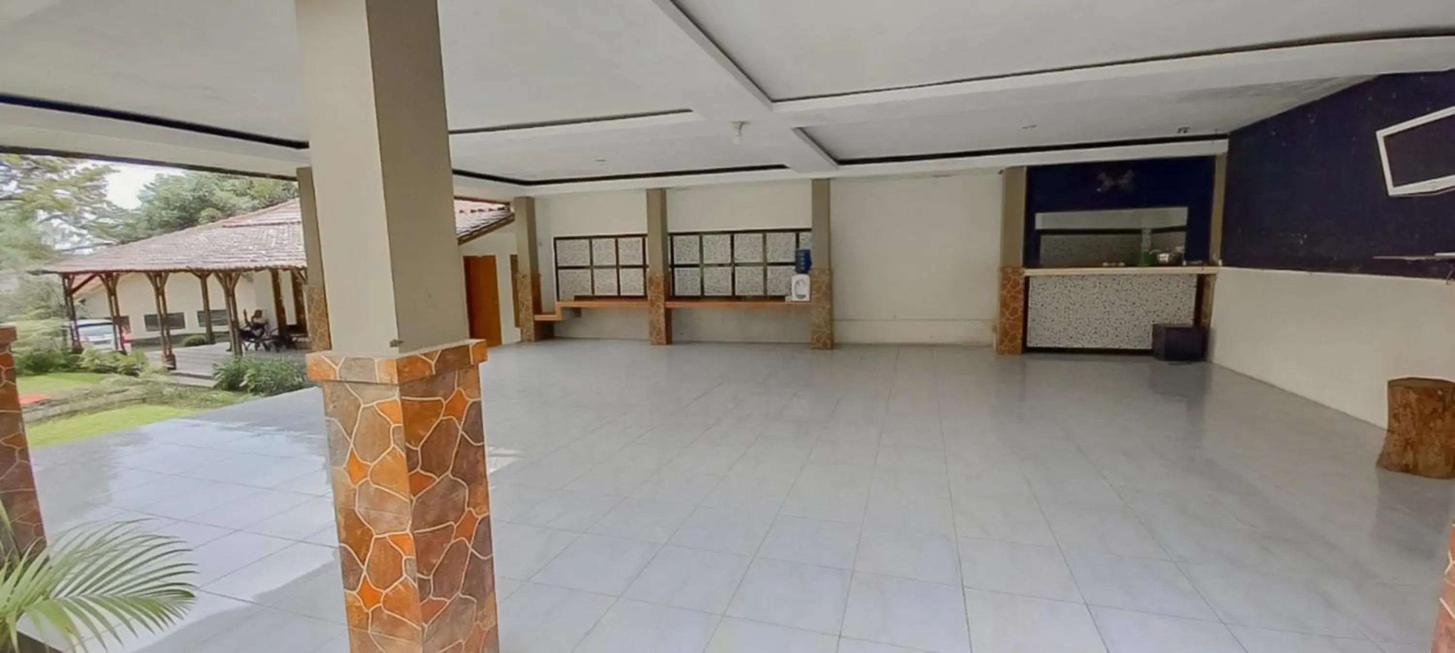 Property building in Hotel Sri Indrawati Puncak Mitra RedDoorz Property building in Hotel Sri Indrawati Puncak Mitra RedDoorz
