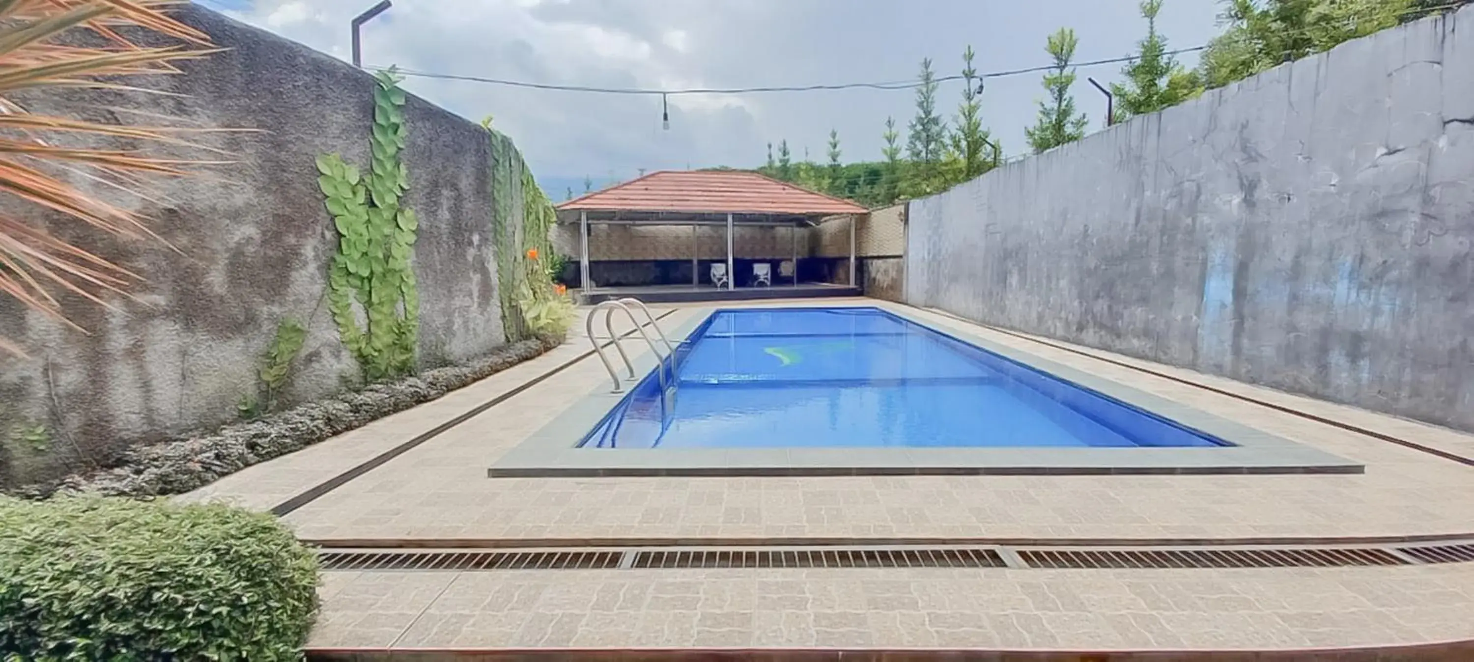 Swimming pool in Hotel Sri Indrawati Puncak Mitra RedDoorz Swimming pool in Hotel Sri Indrawati Puncak Mitra RedDoorz