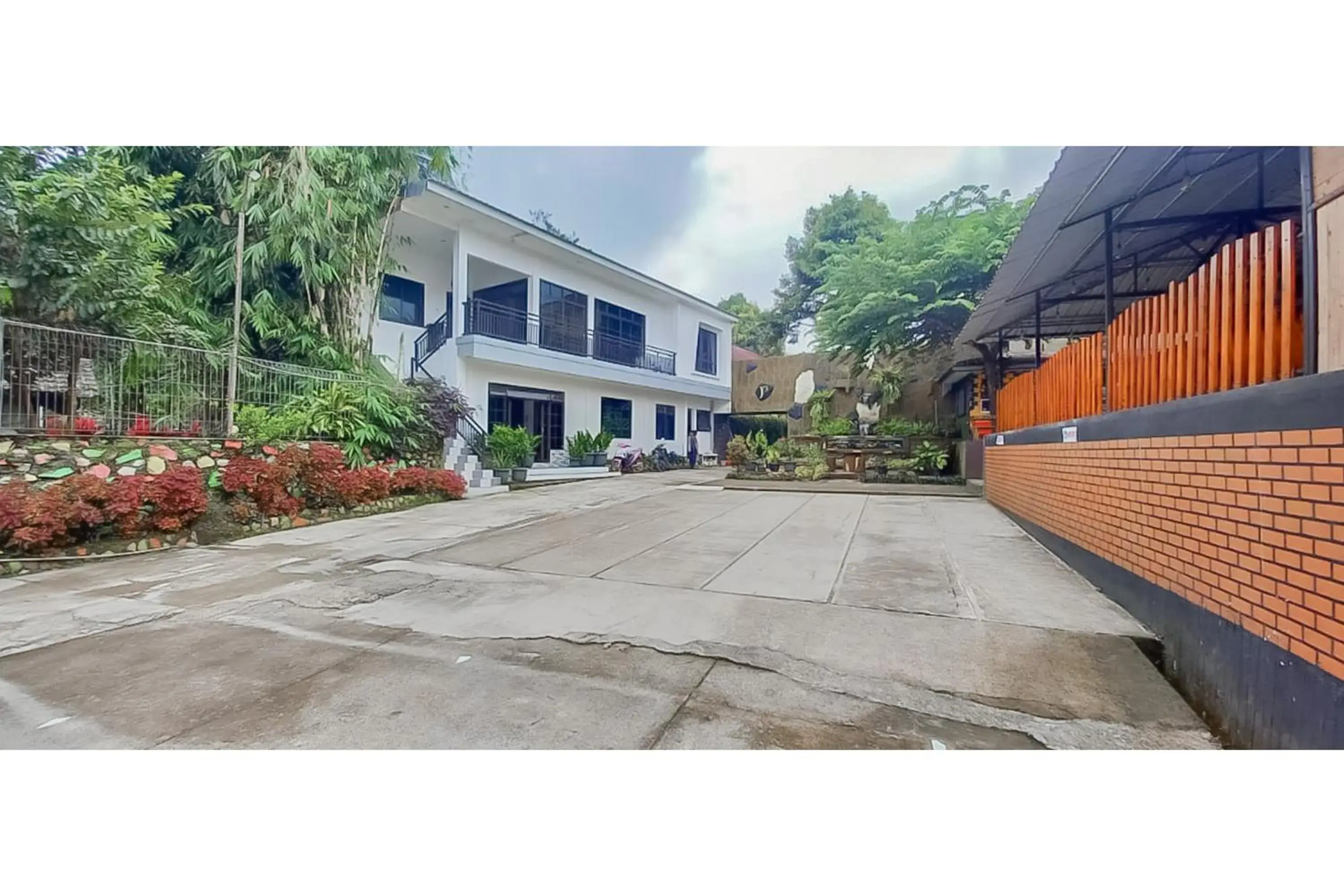 Property building in Hotel Sri Indrawati Puncak Mitra RedDoorz Property building in Hotel Sri Indrawati Puncak Mitra RedDoorz