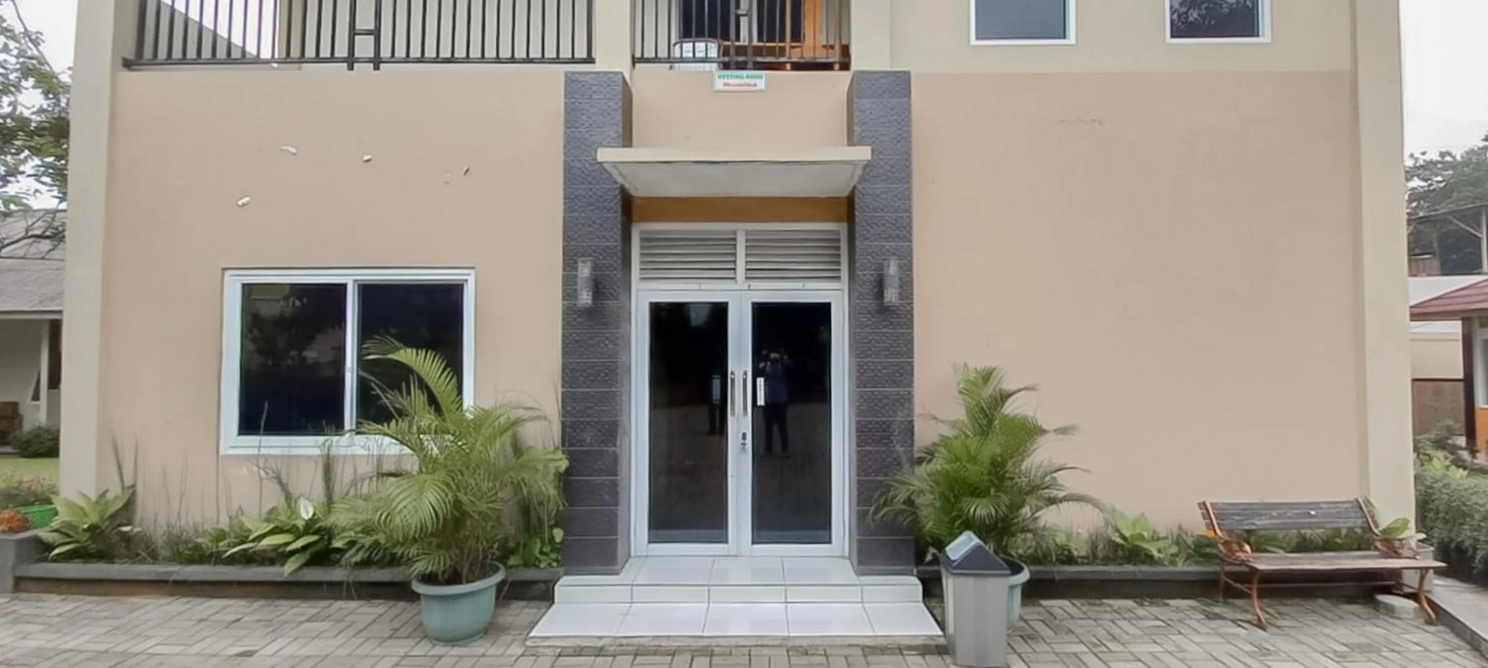 Facade/entrance in Hotel Sri Indrawati Puncak Mitra RedDoorz