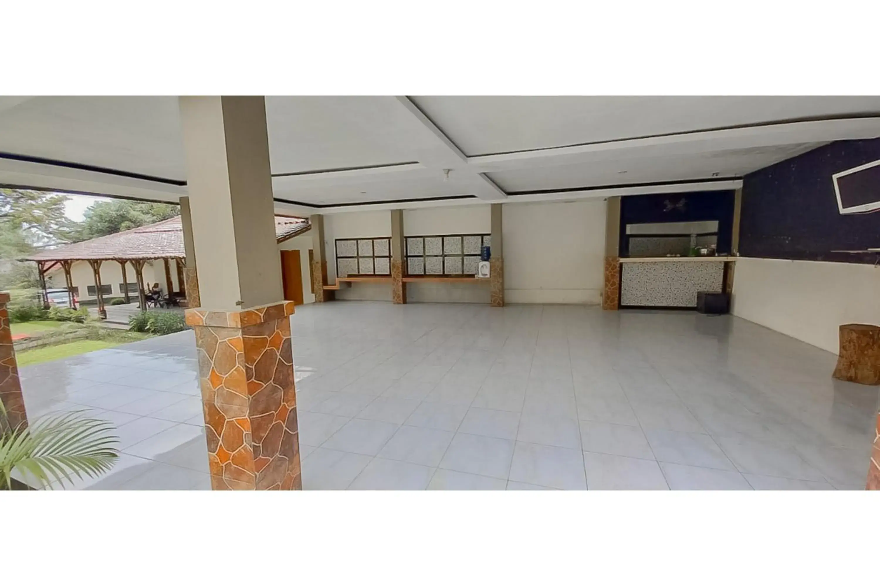 Facade/entrance in Hotel Sri Indrawati Puncak Mitra RedDoorz Facade/entrance in Hotel Sri Indrawati Puncak Mitra RedDoorz