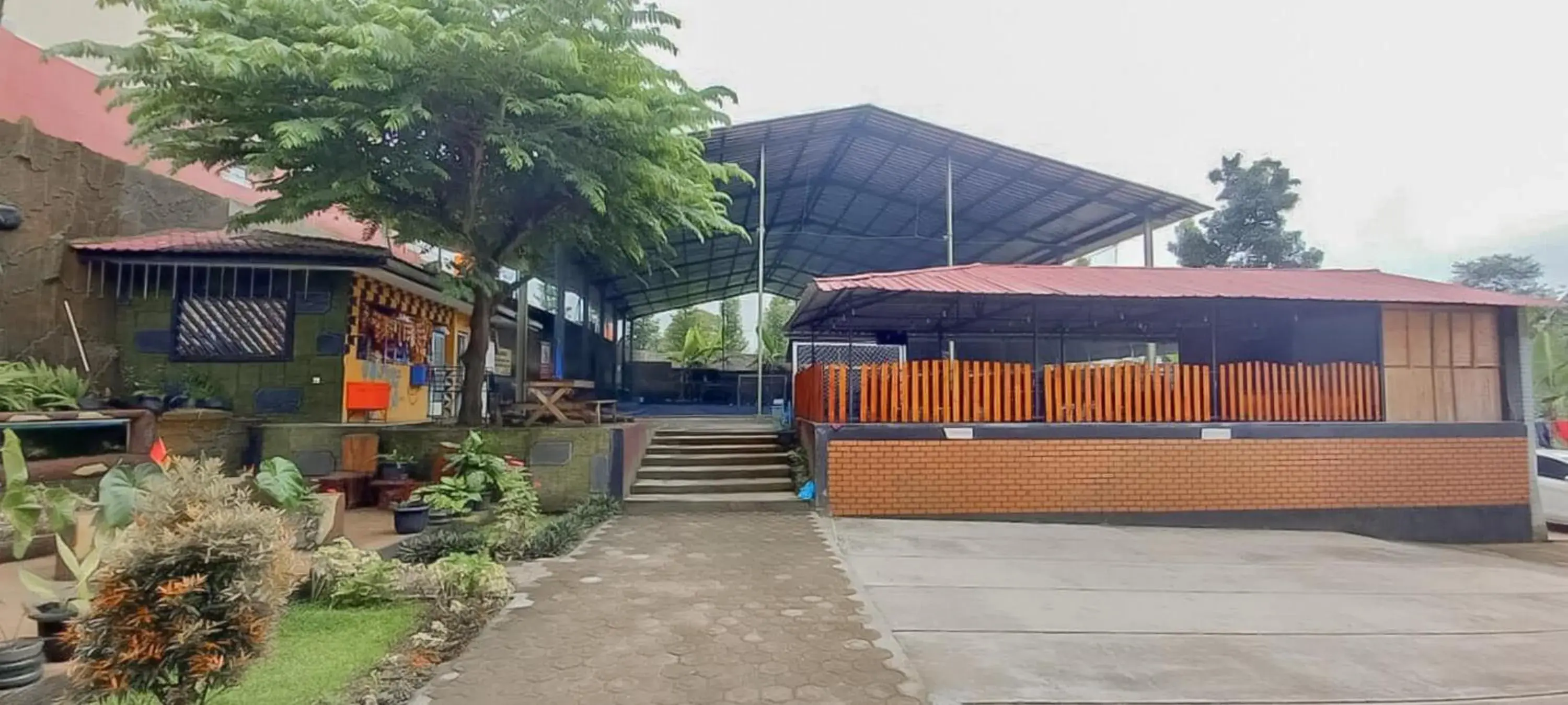 Facade/entrance in Hotel Sri Indrawati Puncak Mitra RedDoorz Facade/entrance in Hotel Sri Indrawati Puncak Mitra RedDoorz