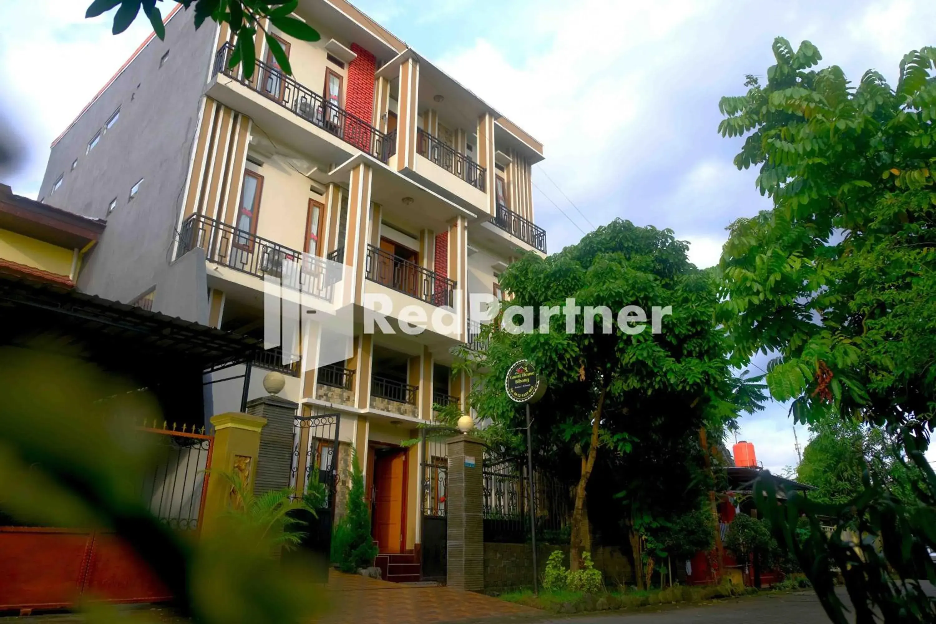 Property building in Guest House Bibong Makassar Mitra RedDoorz Property building in Guest House Bibong Makassar Mitra RedDoorz