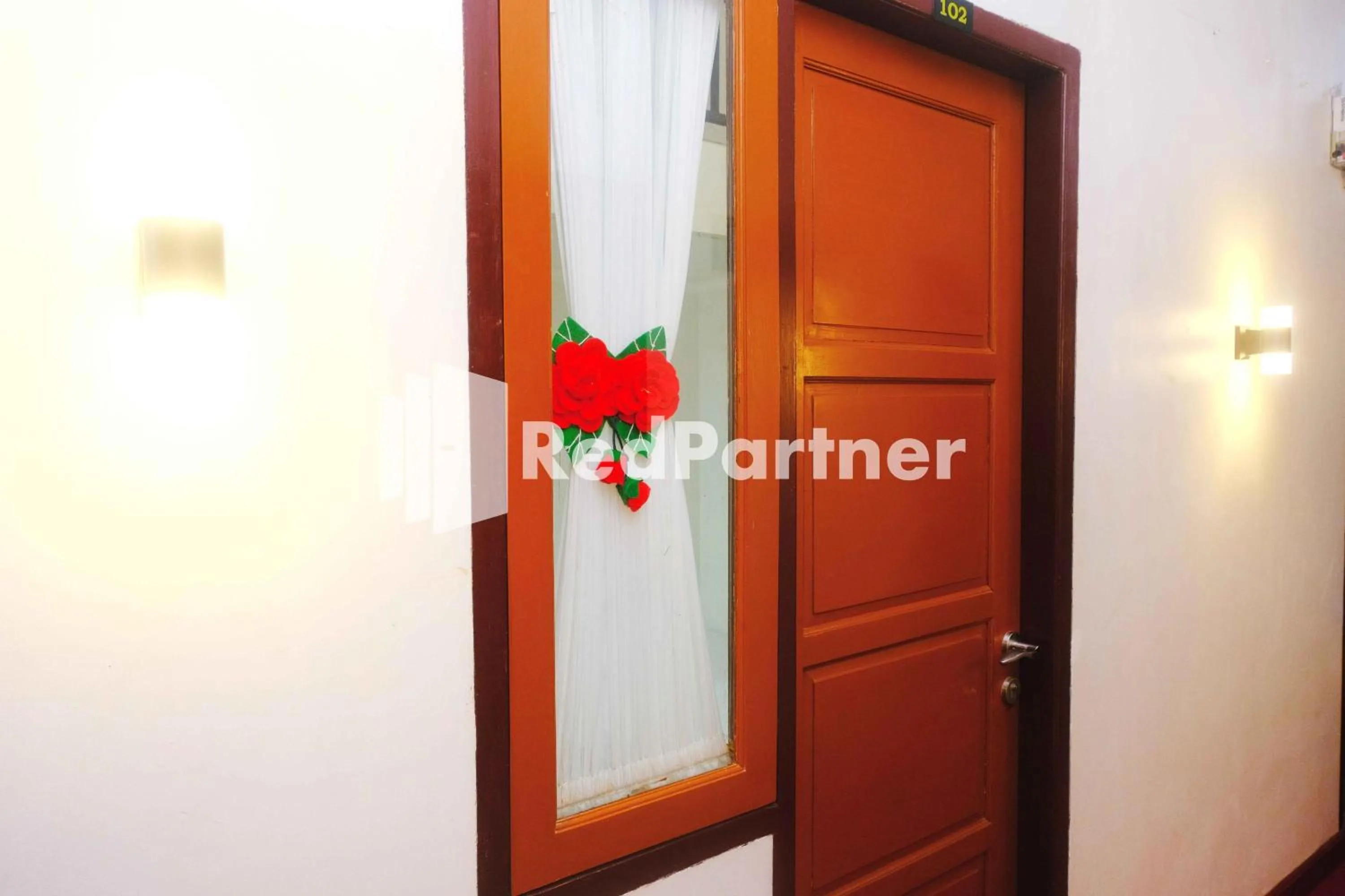 Facade/entrance in Guest House Bibong Makassar Mitra RedDoorz