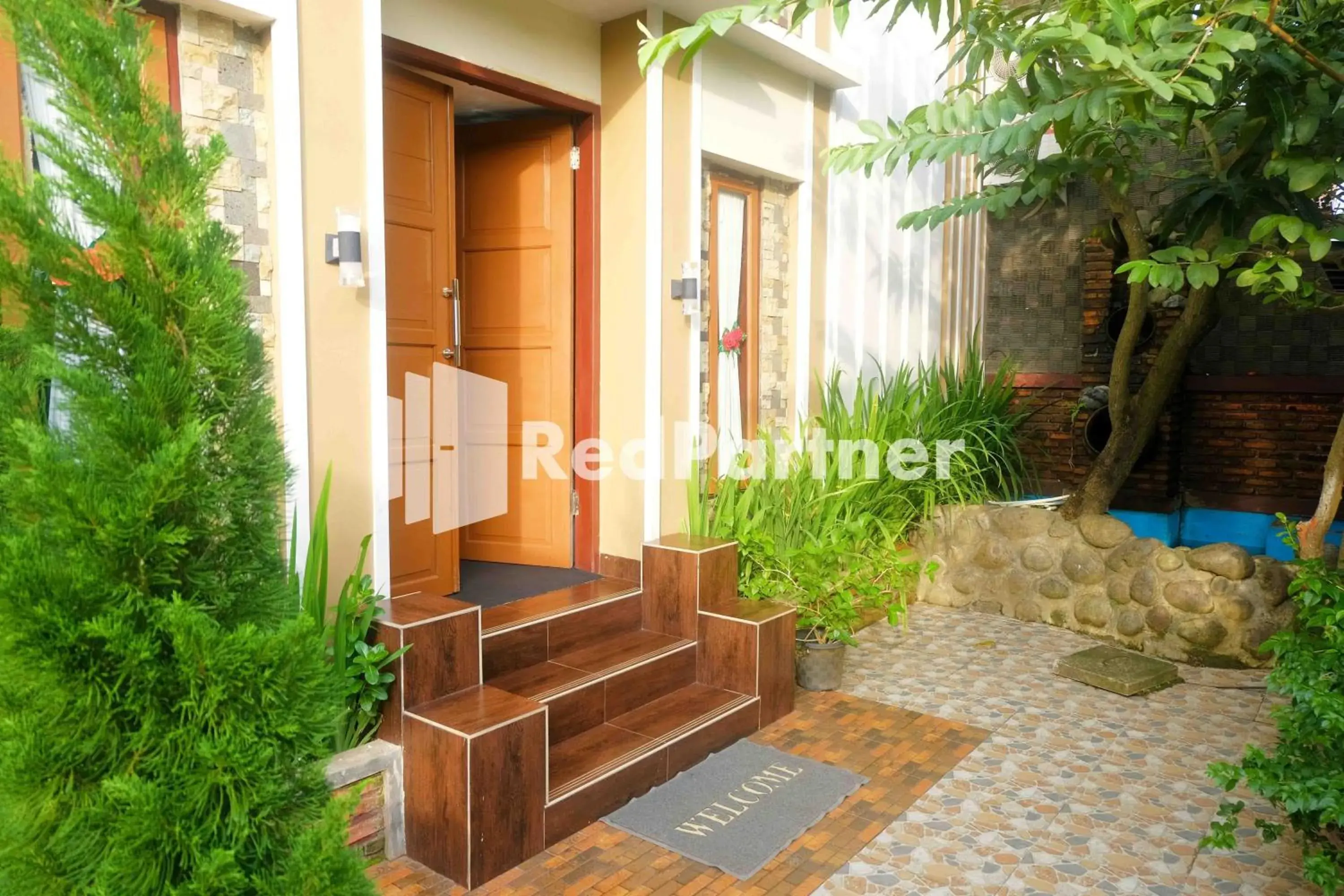 Facade/entrance in Guest House Bibong Makassar Mitra RedDoorz Facade/entrance in Guest House Bibong Makassar Mitra RedDoorz
