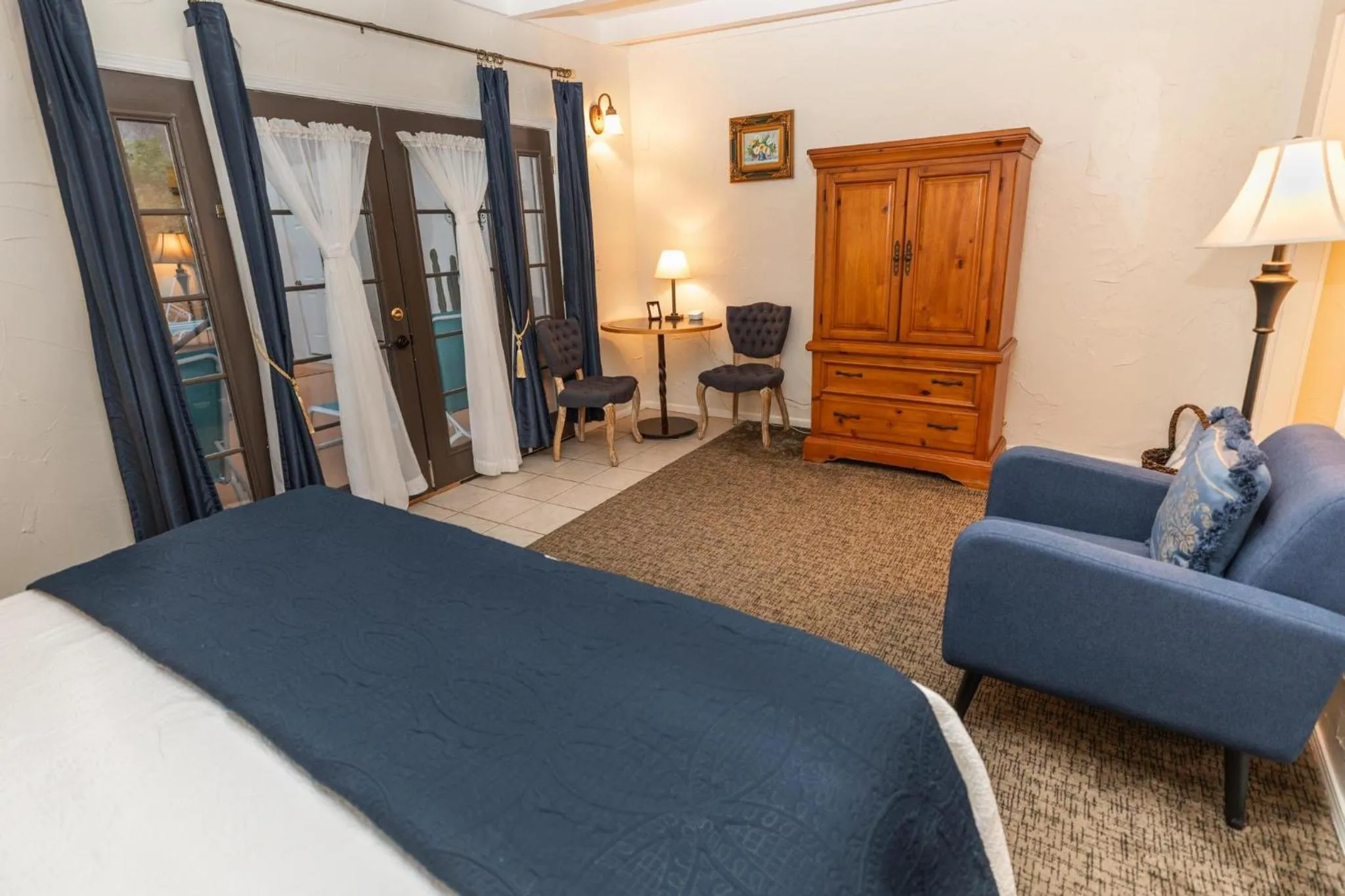 Bed in Old Ranch Inn - Adults Only 21 & Up