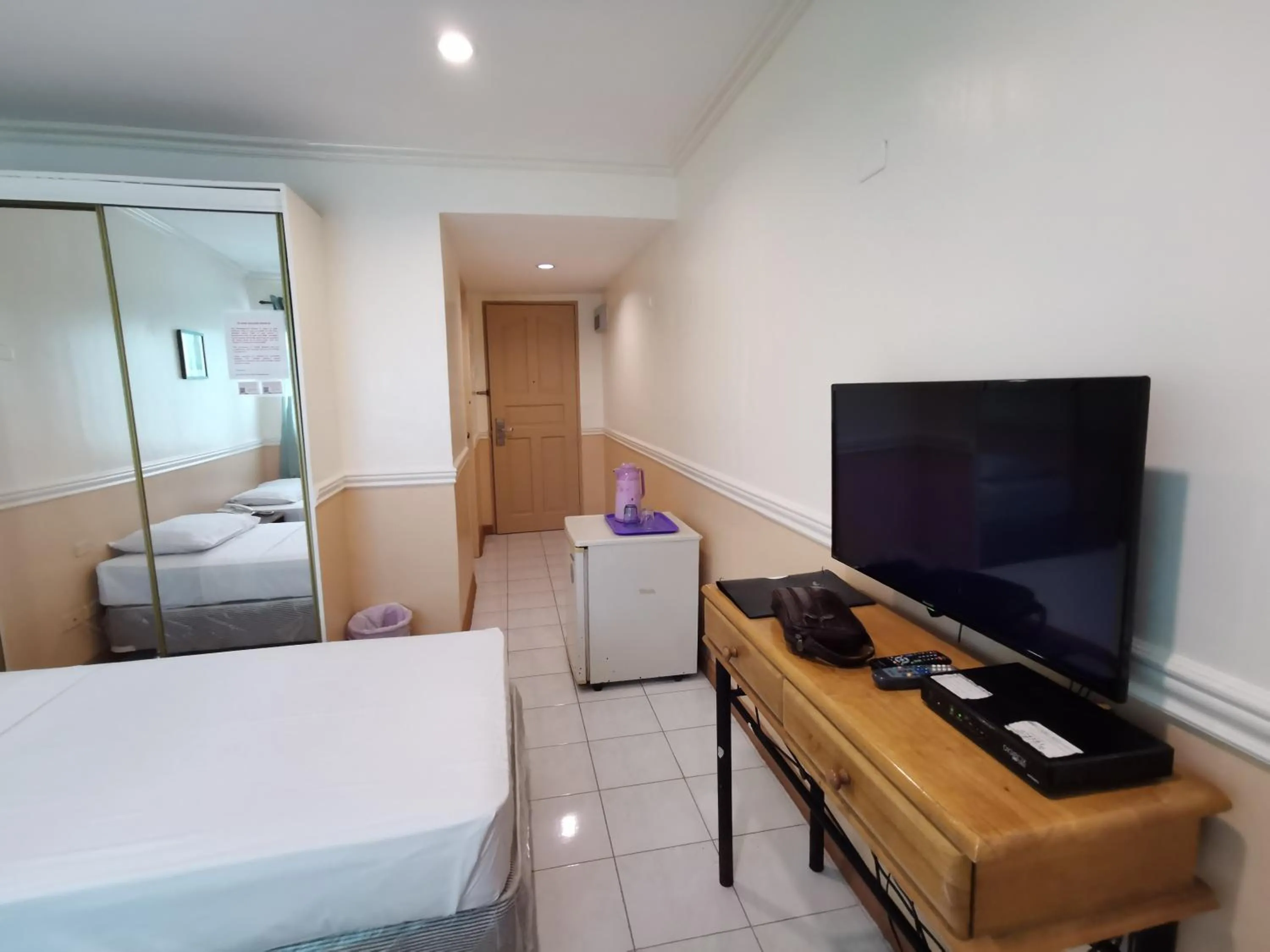 TV and multimedia, Bed in Metro Park Hotel - Cebu City