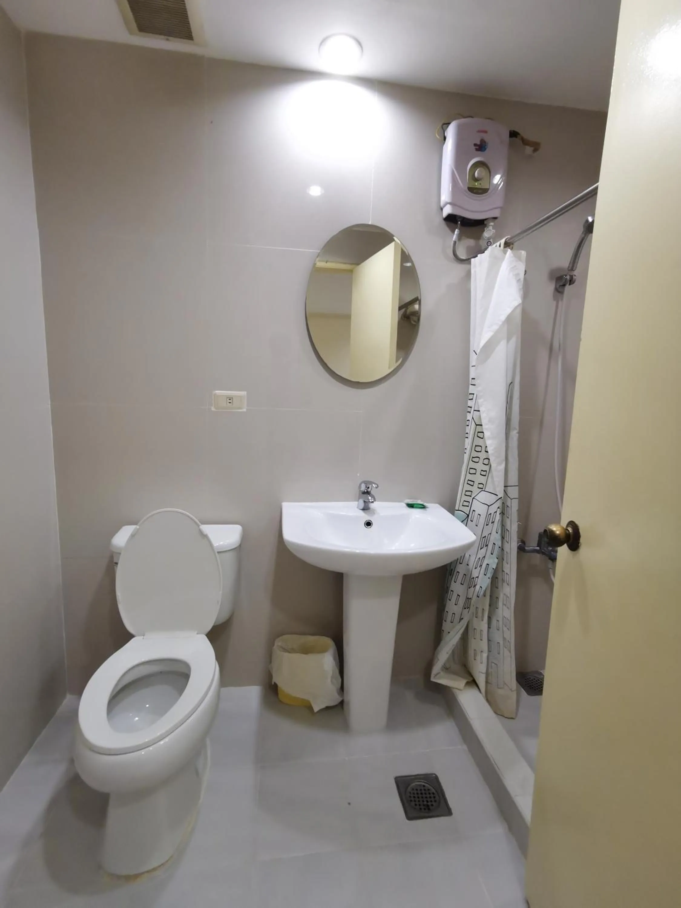 Toilet in Metro Park Hotel - Cebu City