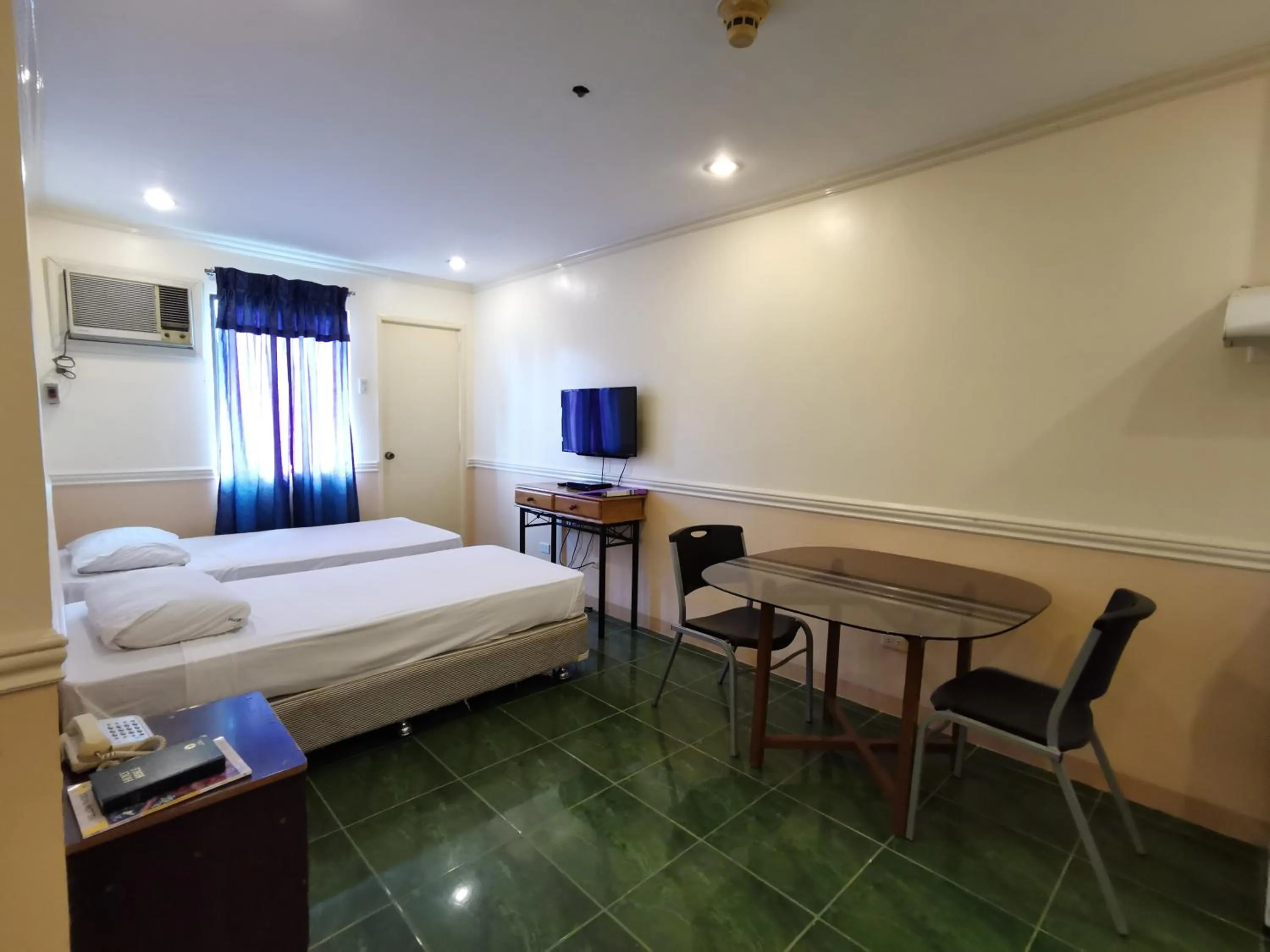 TV and multimedia, Bed in Metro Park Hotel - Cebu City