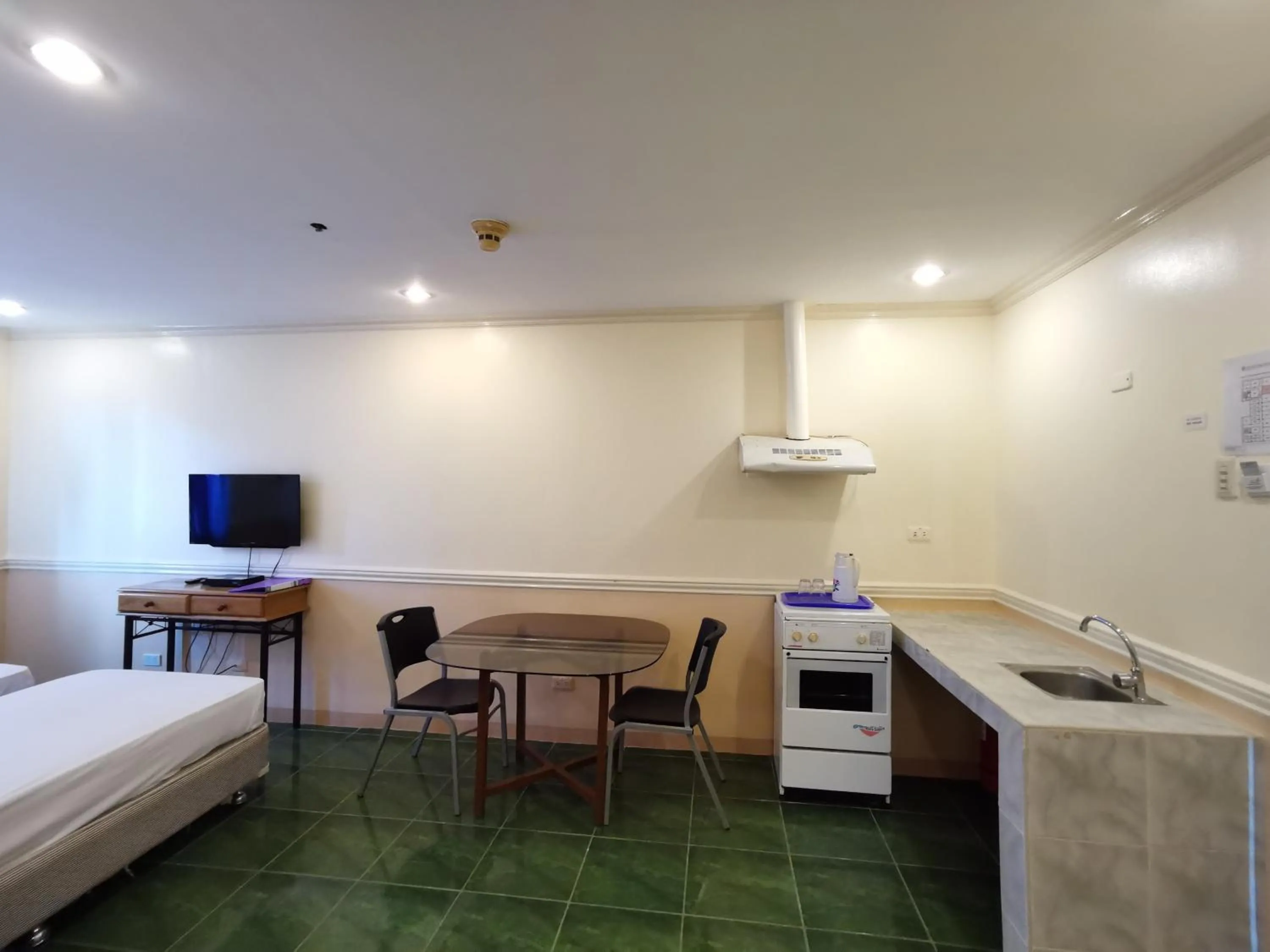 Dining area, Bed in Metro Park Hotel - Cebu City