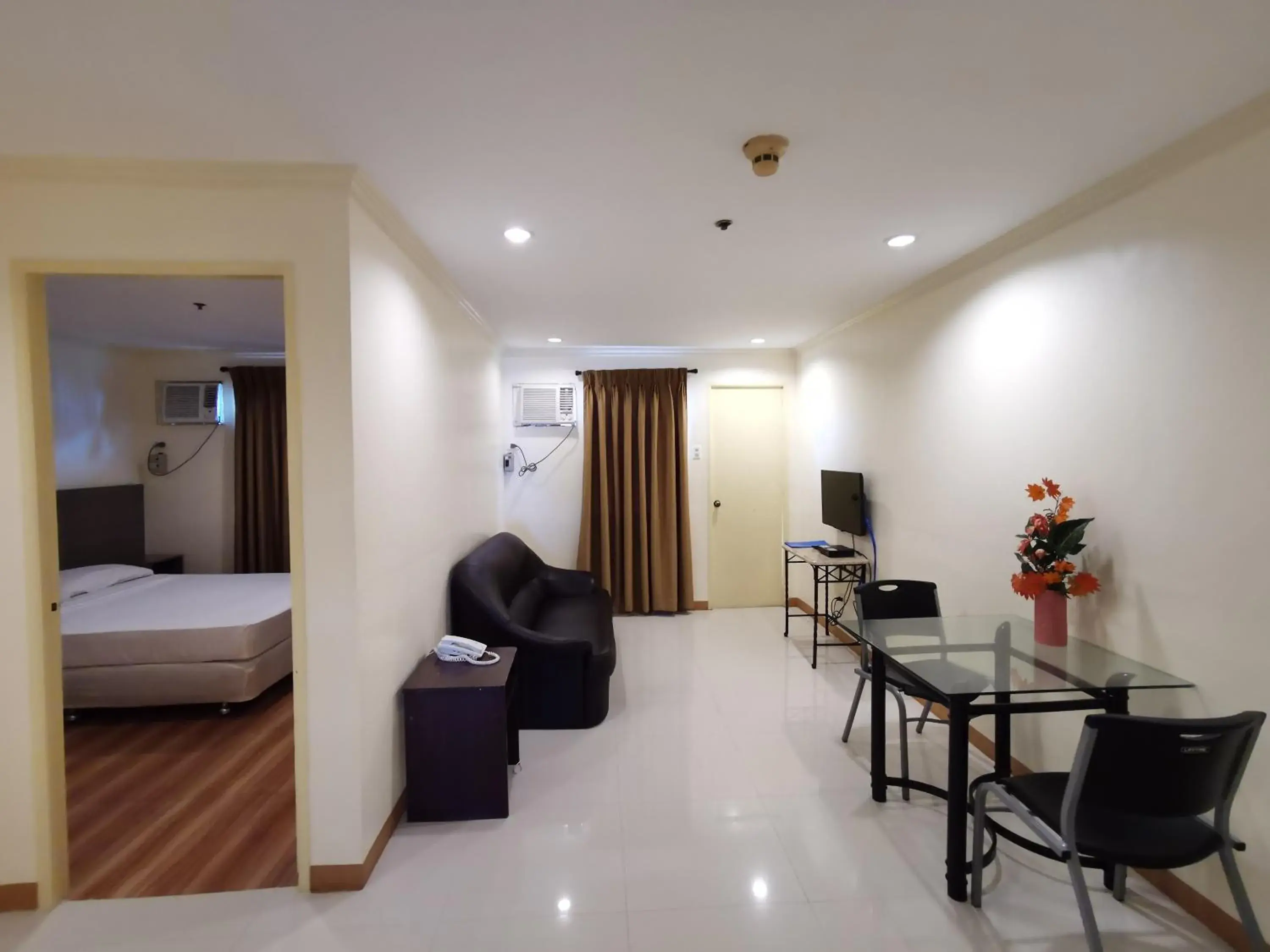 TV and multimedia, Bed in Metro Park Hotel - Cebu City TV and multimedia, Bed in Metro Park Hotel - Cebu City