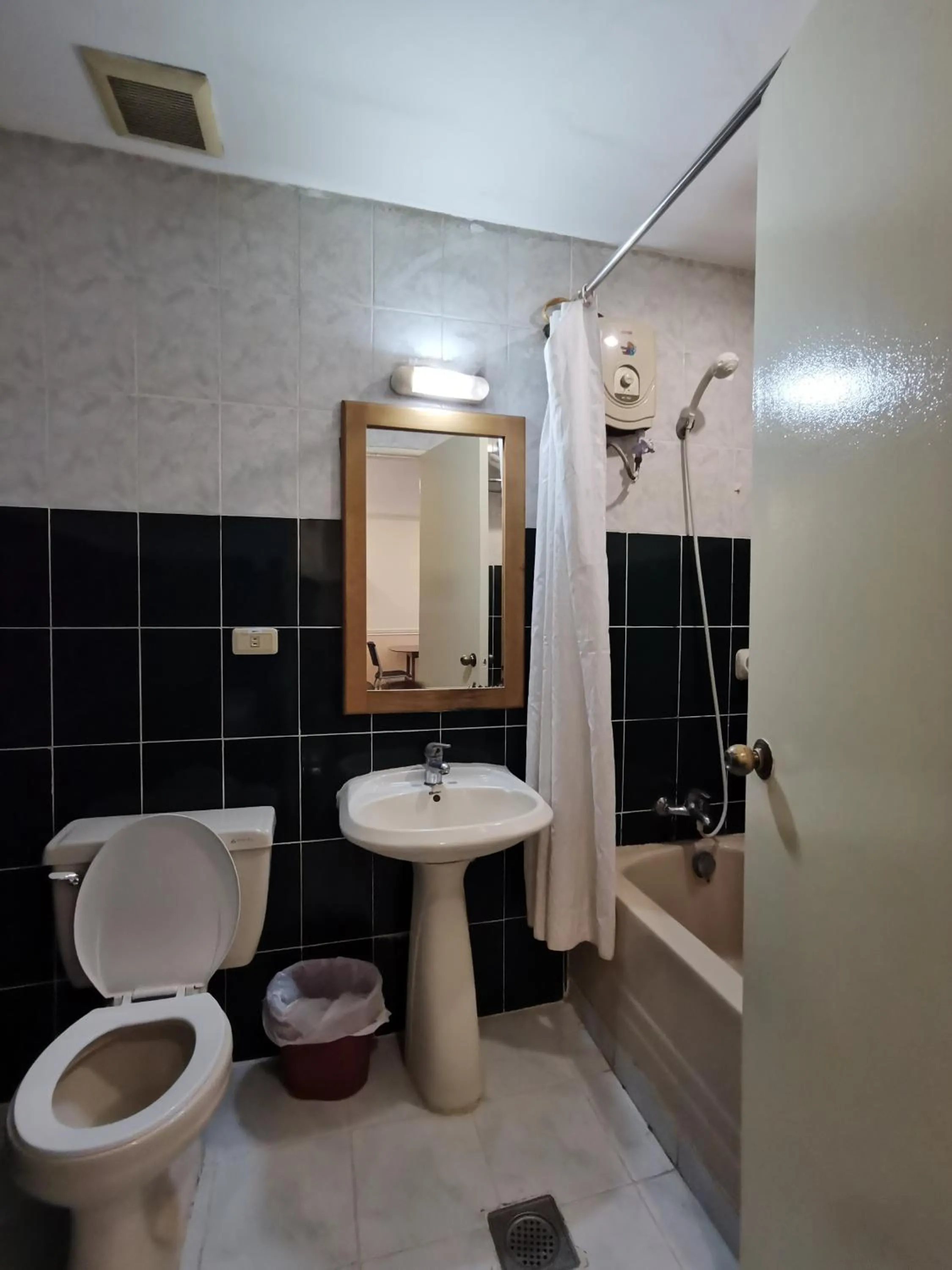 Toilet in Metro Park Hotel - Cebu City
