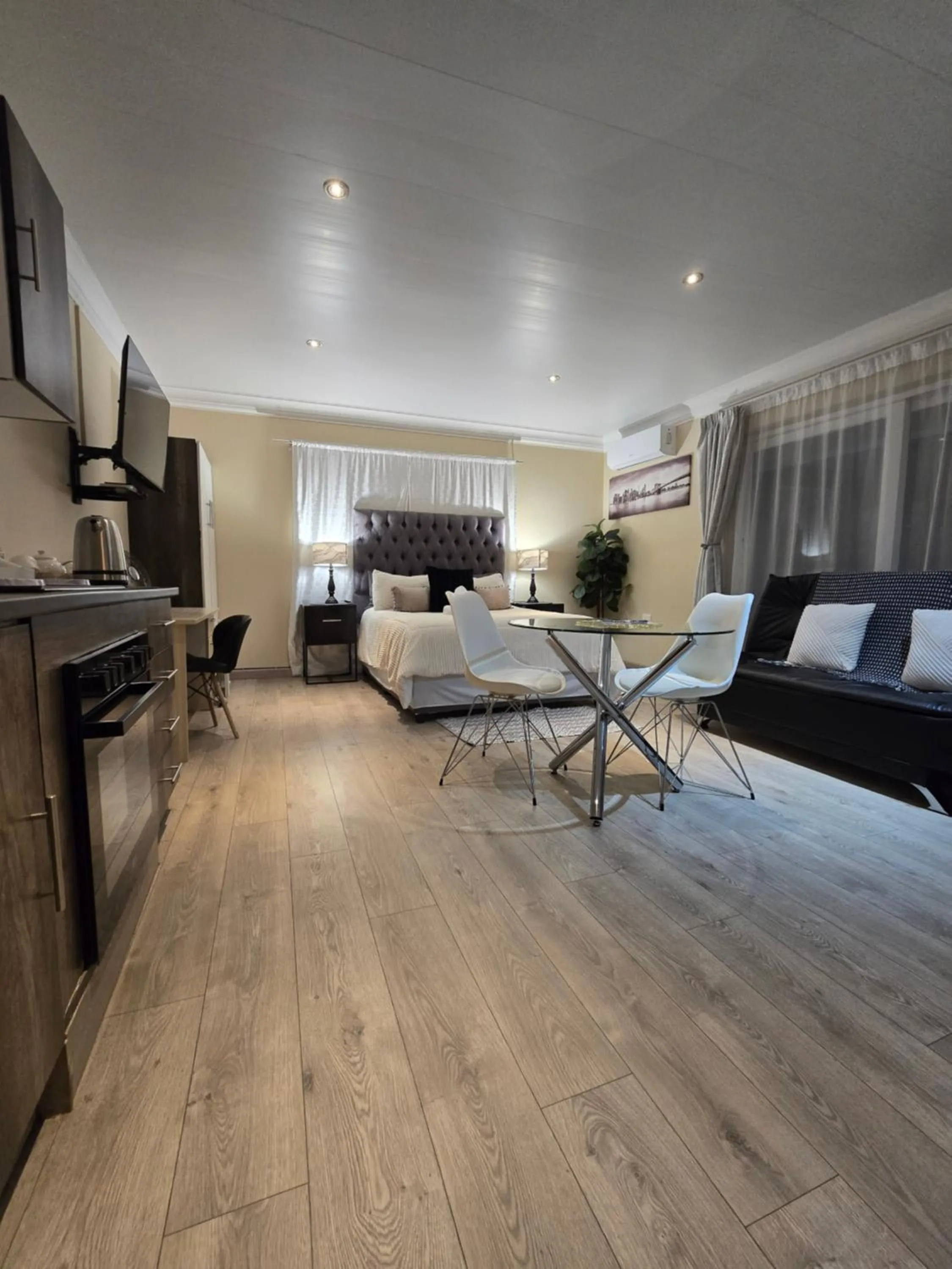 Seating area in Halfway Gardens Home