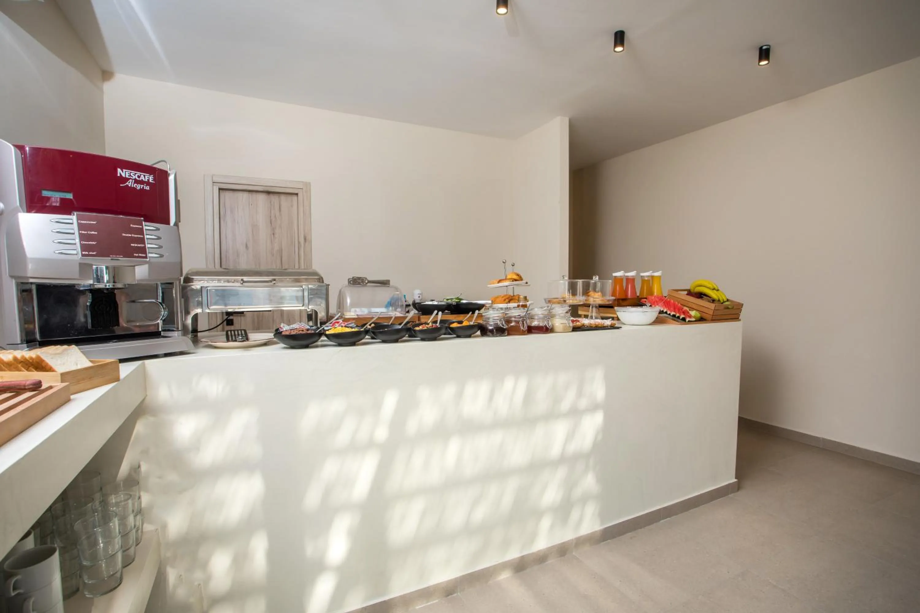 Restaurant/places to eat in Atma Beach Rooms & Suites