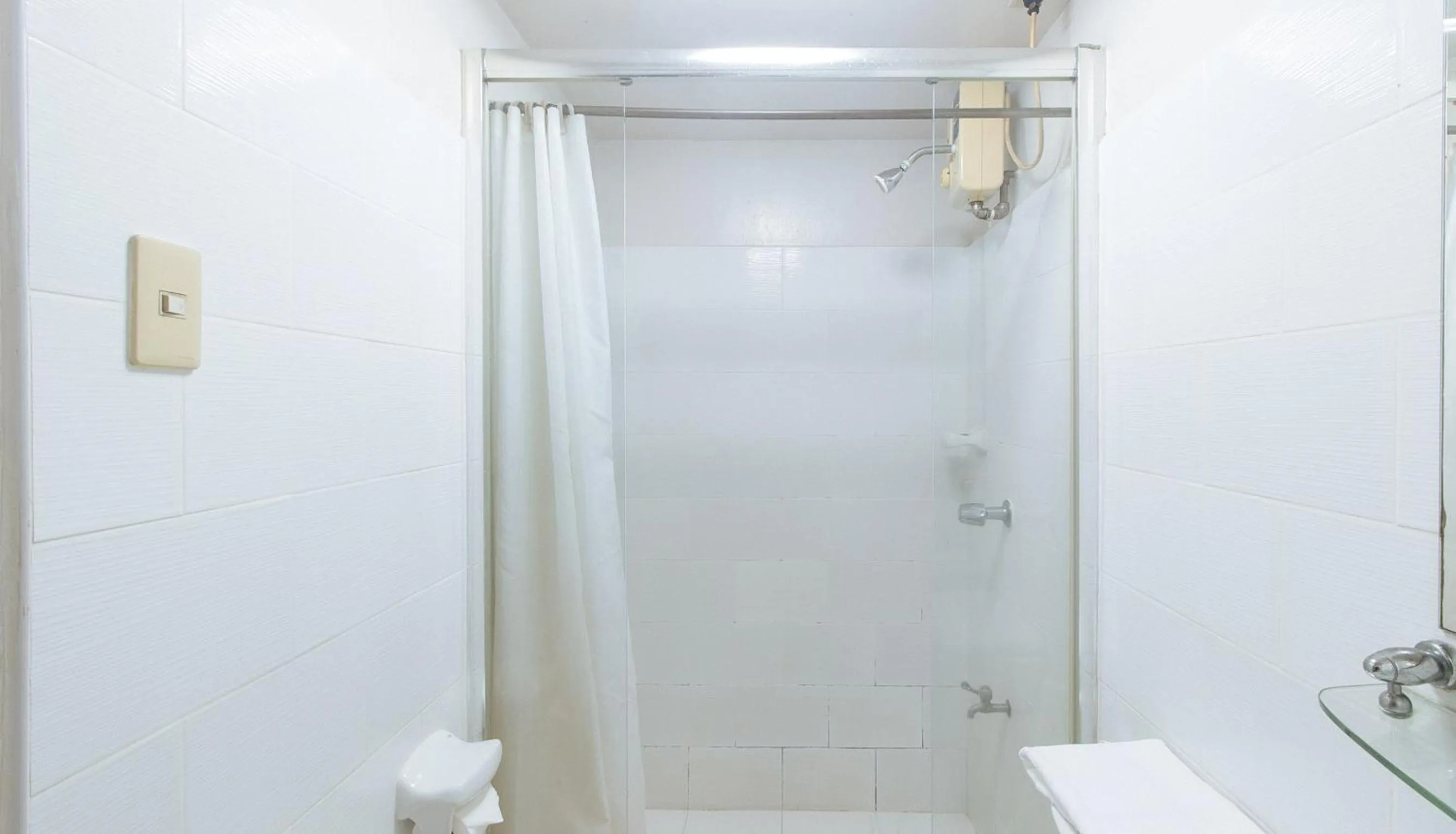 Shower in El Rico Suite Makati by RedDoorz