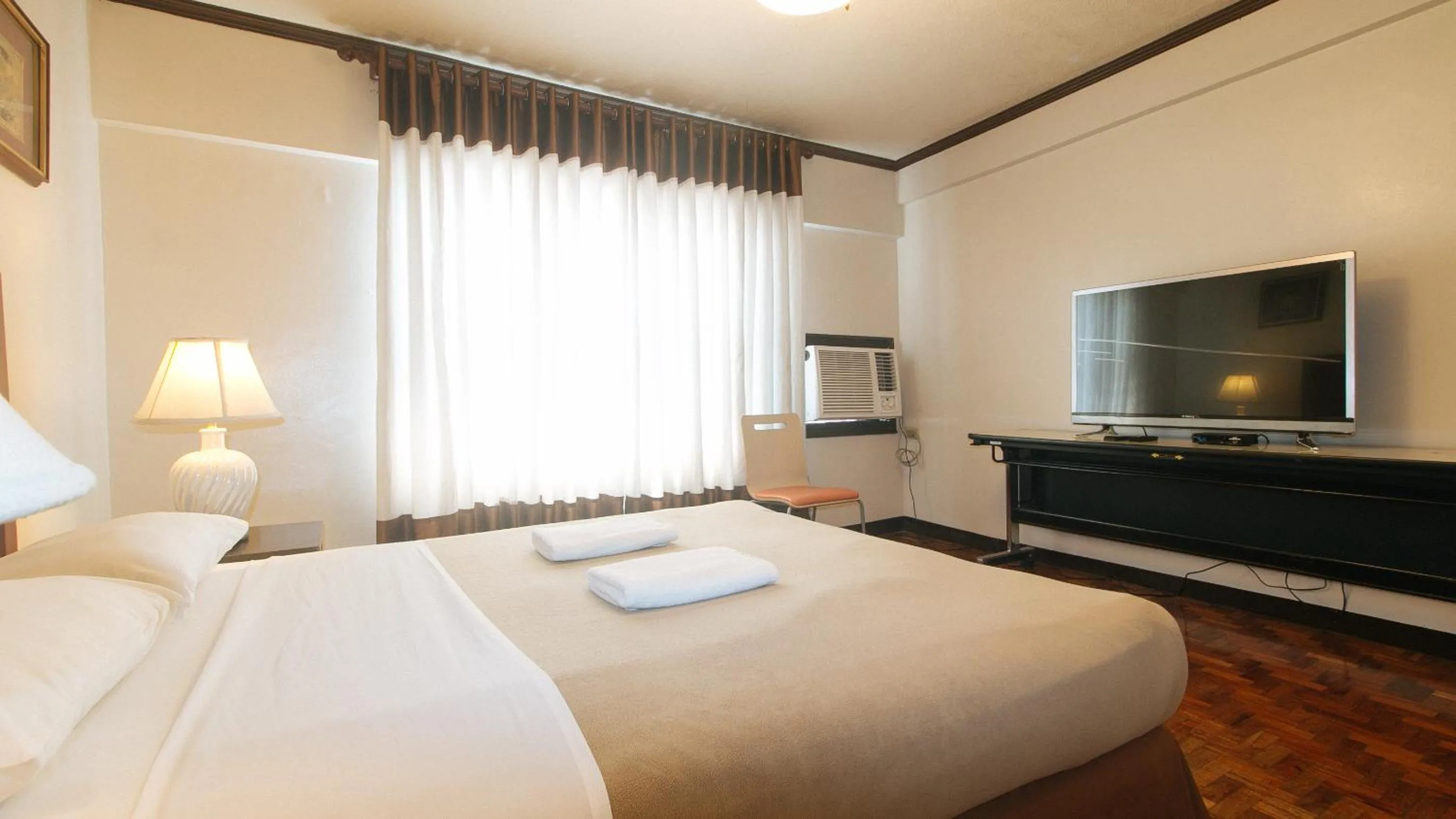 Photo of the whole room, Bed in El Rico Suite Makati by RedDoorz