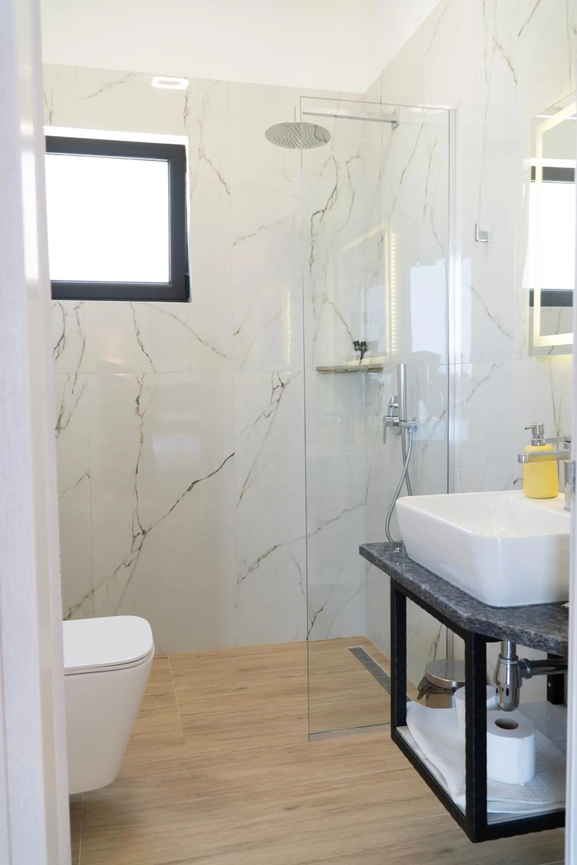 Toilet in Hilltop Heaven Hotel